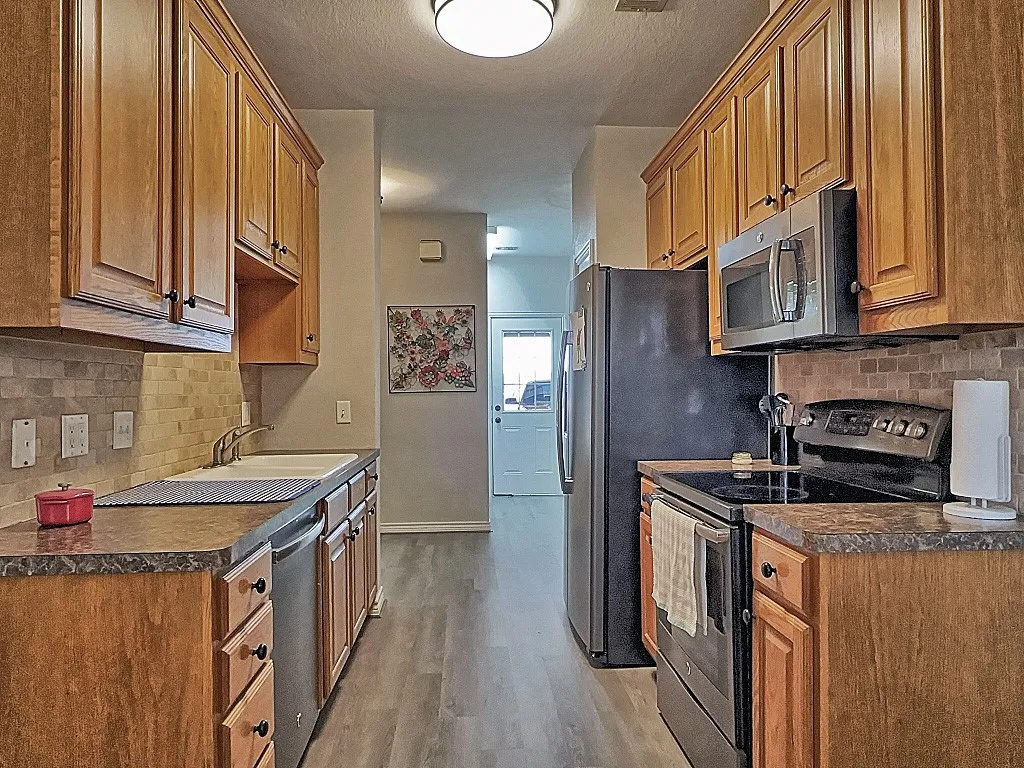 Single Family Residence For Sale in Henderson County , 5721 Suncrest Drive, Athens, Texas 75752, 3 Bedroom, 2 Bathroom, 2 Garage spaces, 1,578 Sqft, built in 2010, mls#21386289, Real Estate Agent in Athens, Homes For Sale in Henderson county, Homes For Sale in Athens, Realtor in Athens Texas, Real Estate Brokerage Independent Realty Texas, Luminita Cordes Realtor