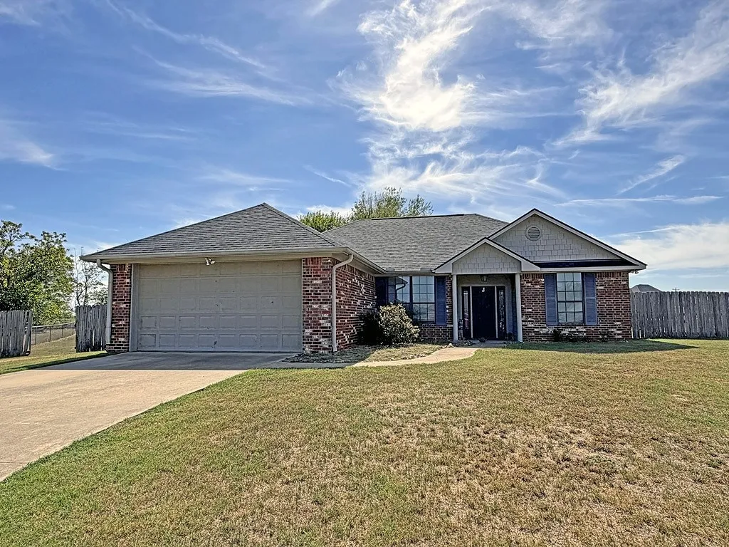 Single Family Residence For Sale in Henderson County , 5721 Suncrest Drive, Athens, Texas 75752, 3 Bedroom, 2 Bathroom, 2 Garage spaces, 1,578 Sqft, built in 2010, mls#21386289, Real Estate Agent in Athens, Homes For Sale in Henderson county, Homes For Sale in Athens, Realtor in Athens Texas, Real Estate Brokerage Independent Realty Texas, Luminita Cordes Realtor