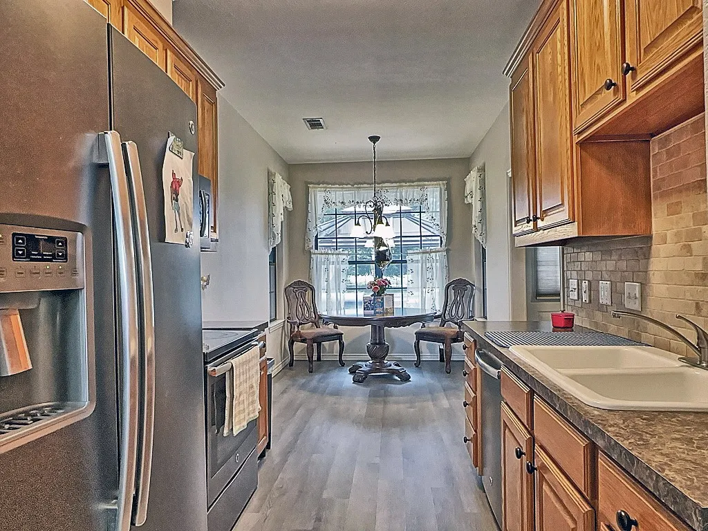 Single Family Residence For Sale in Henderson County , 5721 Suncrest Drive, Athens, Texas 75752, 3 Bedroom, 2 Bathroom, 2 Garage spaces, 1,578 Sqft, built in 2010, mls#21386289, Real Estate Agent in Athens, Homes For Sale in Henderson county, Homes For Sale in Athens, Realtor in Athens Texas, Real Estate Brokerage Independent Realty Texas, Luminita Cordes Realtor