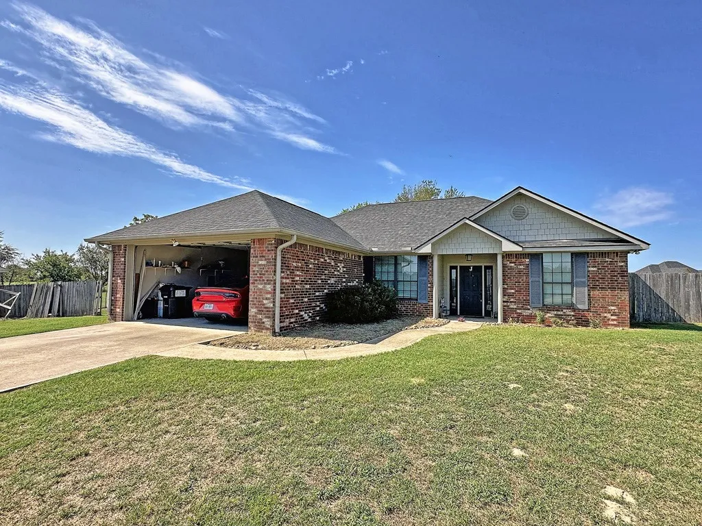 Single Family Residence For Sale in Henderson County , 5721 Suncrest Drive, Athens, Texas 75752, 3 Bedroom, 2 Bathroom, 2 Garage spaces, 1,578 Sqft, built in 2010, mls#21386289, Real Estate Agent in Athens, Homes For Sale in Henderson county, Homes For Sale in Athens, Realtor in Athens Texas, Real Estate Brokerage Independent Realty Texas, Luminita Cordes Realtor