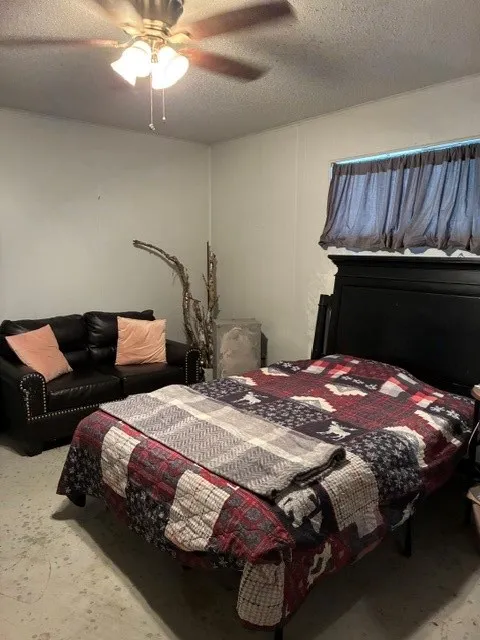 Single Family Residence For Sale in Henderson County , 14344 Jim Bowie, Log Cabin, Texas 75148, 3 Bedroom, 2 Bathroom, Garage spaces, 1,652 Sqft, built in 1973, mls#21386301, Real Estate Agent in Log Cabin, Homes For Sale in Henderson county, Homes For Sale in Log Cabin, Realtor in Log Cabin Texas, Real Estate Brokerage Independent Realty Texas, Luminita Cordes Realtor