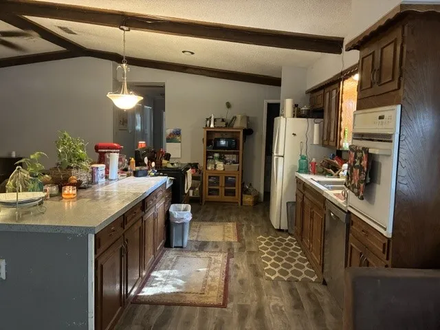 Single Family Residence For Sale in Henderson County , 14344 Jim Bowie, Log Cabin, Texas 75148, 3 Bedroom, 2 Bathroom, Garage spaces, 1,652 Sqft, built in 1973, mls#21386301, Real Estate Agent in Log Cabin, Homes For Sale in Henderson county, Homes For Sale in Log Cabin, Realtor in Log Cabin Texas, Real Estate Brokerage Independent Realty Texas, Luminita Cordes Realtor