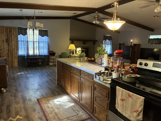 Single Family Residence For Sale in Henderson County , 14344 Jim Bowie, Log Cabin, Texas 75148, 3 Bedroom, 2 Bathroom, Garage spaces, 1,652 Sqft, built in 1973, mls#21386301, Real Estate Agent in Log Cabin, Homes For Sale in Henderson county, Homes For Sale in Log Cabin, Realtor in Log Cabin Texas, Real Estate Brokerage Independent Realty Texas, Luminita Cordes Realtor