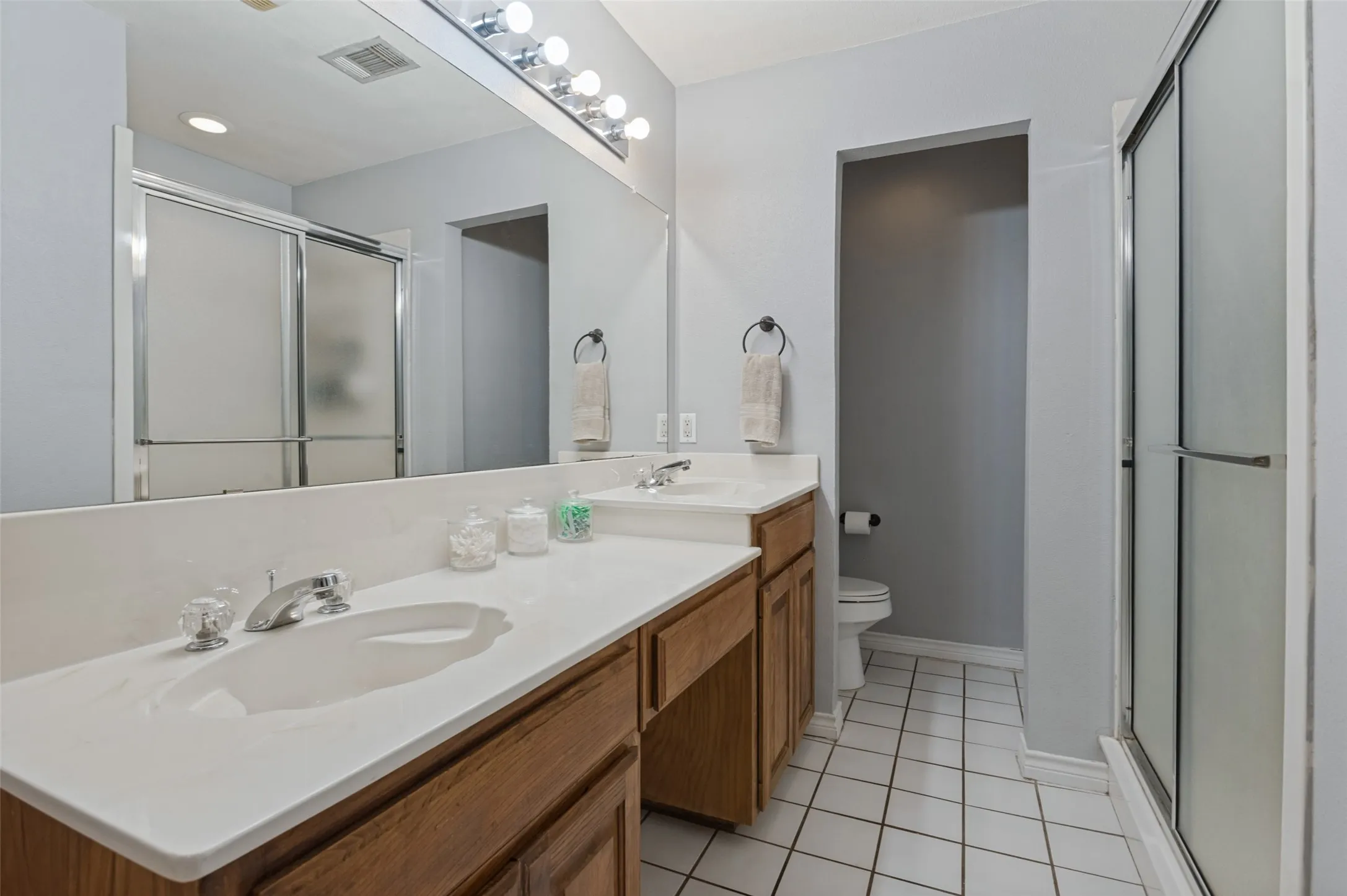 Single Family Residence For Sale in Denton County , 701 Carlisle Court, Lake Dallas, Texas 75065, 3 Bedroom, 2 Bathroom, 2 Garage spaces, 2,265 Sqft, built in 1998, mls#21386302, Real Estate Agent in Lake Dallas, Homes For Sale in Denton county, Homes For Sale in Lake Dallas, Realtor in Lake Dallas Texas, Real Estate Brokerage Independent Realty Texas, Luminita Cordes Realtor