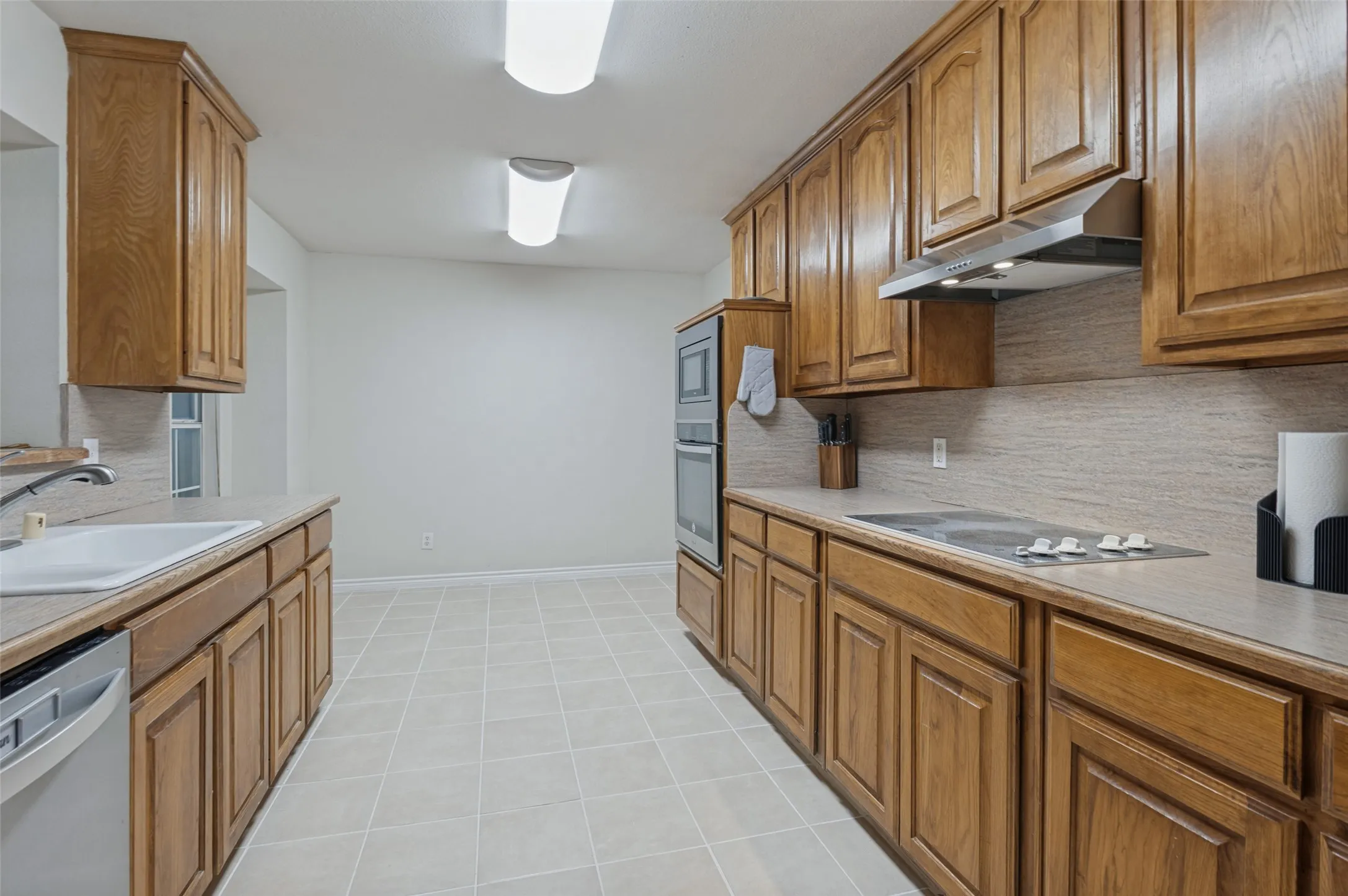 Single Family Residence For Sale in Denton County , 701 Carlisle Court, Lake Dallas, Texas 75065, 3 Bedroom, 2 Bathroom, 2 Garage spaces, 2,265 Sqft, built in 1998, mls#21386302, Real Estate Agent in Lake Dallas, Homes For Sale in Denton county, Homes For Sale in Lake Dallas, Realtor in Lake Dallas Texas, Real Estate Brokerage Independent Realty Texas, Luminita Cordes Realtor