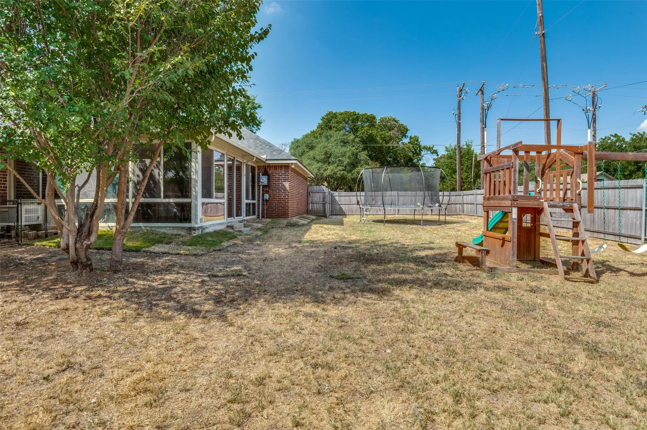 Single Family Residence For Sale in Denton County , 701 Carlisle Court, Lake Dallas, Texas 75065, 3 Bedroom, 2 Bathroom, 2 Garage spaces, 2,265 Sqft, built in 1998, mls#21386302, Real Estate Agent in Lake Dallas, Homes For Sale in Denton county, Homes For Sale in Lake Dallas, Realtor in Lake Dallas Texas, Real Estate Brokerage Independent Realty Texas, Luminita Cordes Realtor