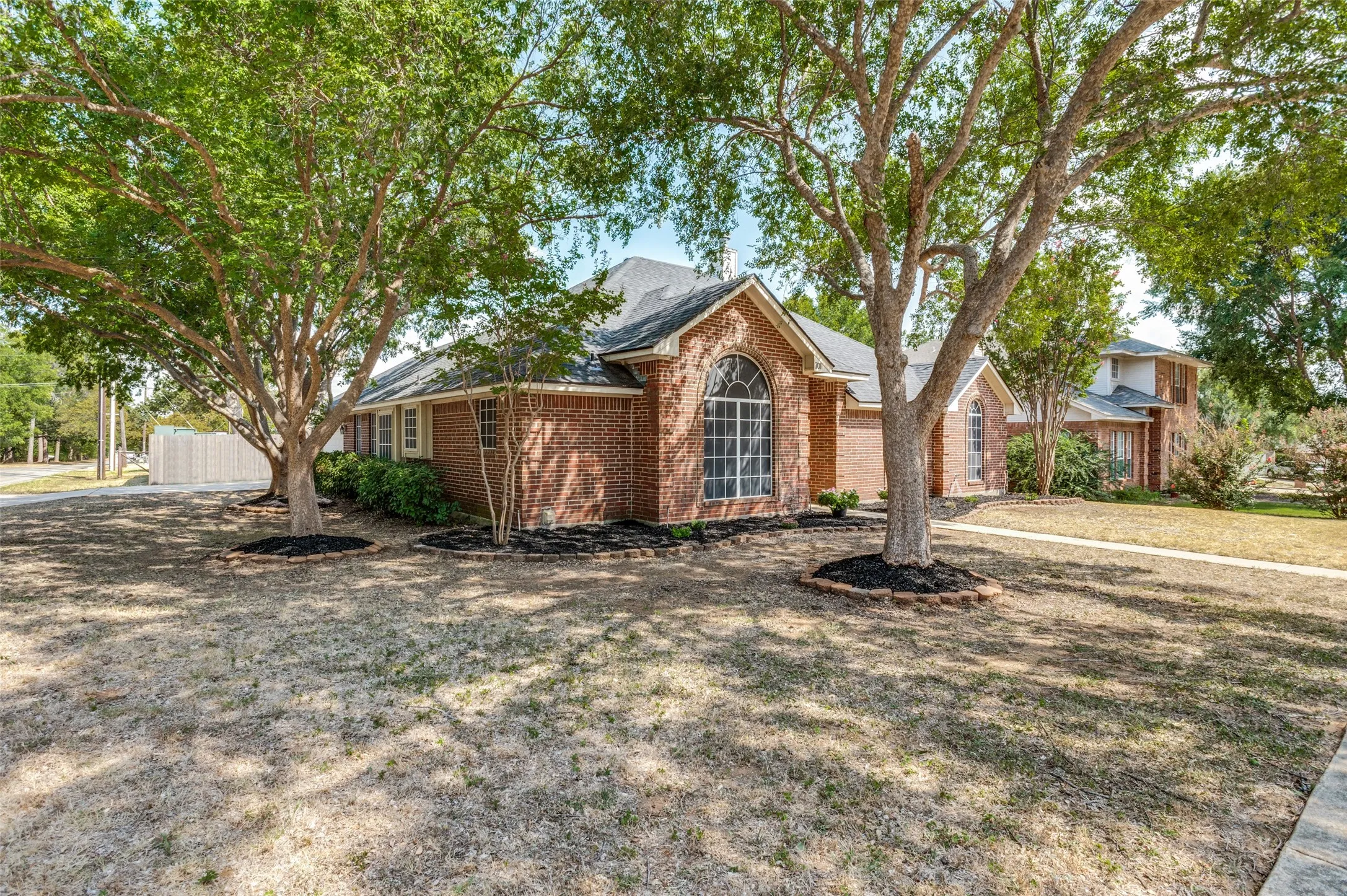 Single Family Residence For Sale in Denton County , 701 Carlisle Court, Lake Dallas, Texas 75065, 3 Bedroom, 2 Bathroom, 2 Garage spaces, 2,265 Sqft, built in 1998, mls#21386302, Real Estate Agent in Lake Dallas, Homes For Sale in Denton county, Homes For Sale in Lake Dallas, Realtor in Lake Dallas Texas, Real Estate Brokerage Independent Realty Texas, Luminita Cordes Realtor