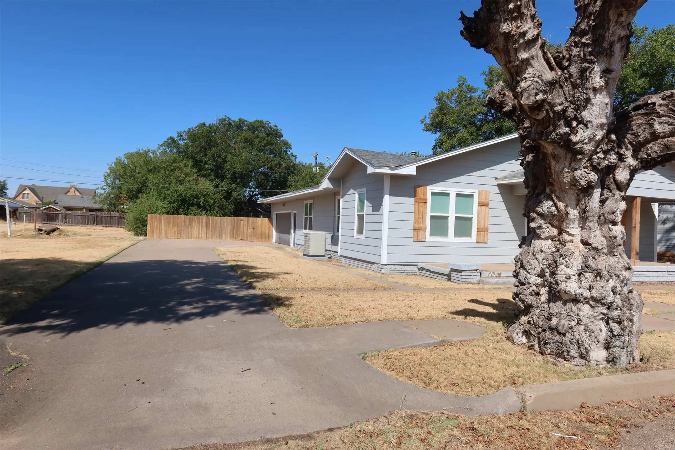 Single Family Residence For Sale in Baylor County , 707 N FOLEY Street, Seymour, Texas 76308, 4 Bedroom, 2 Bathroom, 2 Garage spaces, 1,753 Sqft, built in 1937, mls#21386213, Real Estate Agent in Seymour, Homes For Sale in Baylor county, Homes For Sale in Seymour, Realtor in Seymour Texas, Real Estate Brokerage Independent Realty Texas, Luminita Cordes Realtor