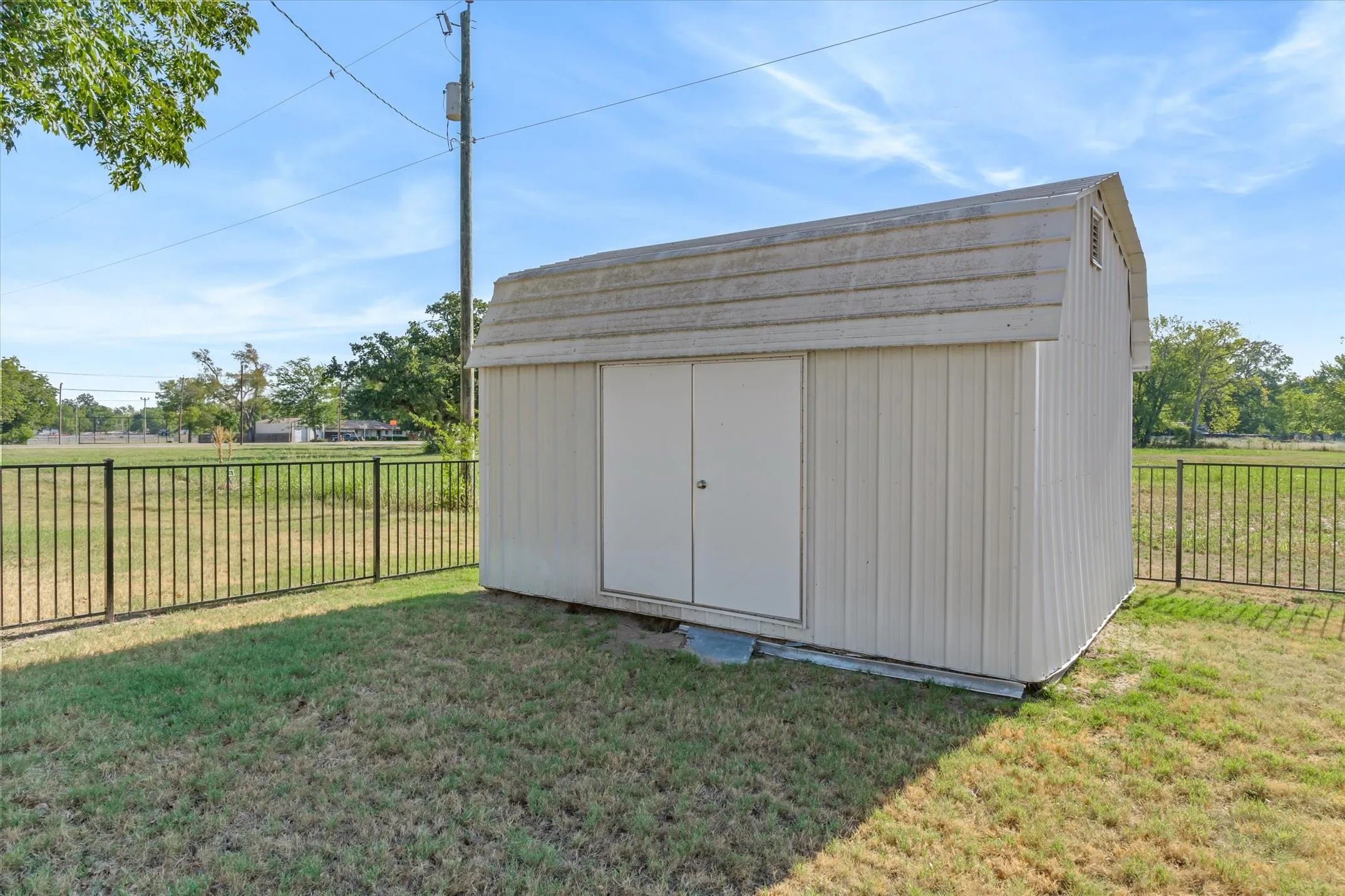 Single Family Residence For Sale in Van Zandt County , 307 S Crockett Street, Edgewood, Texas 75117, 4 Bedroom, 2 Bathroom, Garage spaces, 1,708 Sqft, built in 1953, mls#21385984, Real Estate Agent in Edgewood, Homes For Sale in Van Zandt county, Homes For Sale in Edgewood, Realtor in Edgewood Texas, Real Estate Brokerage Independent Realty Texas, Luminita Cordes Realtor