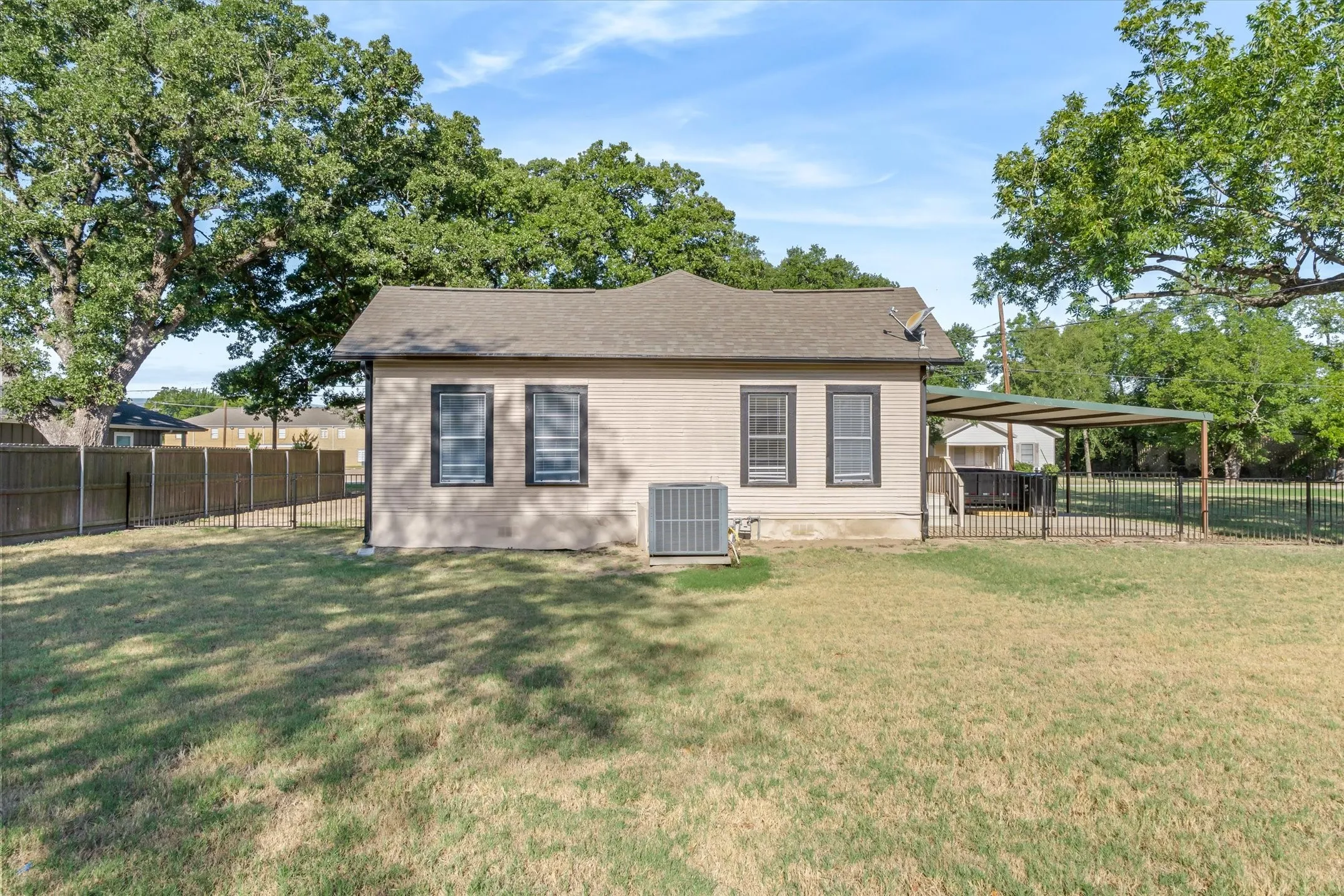 Single Family Residence For Sale in Van Zandt County , 307 S Crockett Street, Edgewood, Texas 75117, 4 Bedroom, 2 Bathroom, Garage spaces, 1,708 Sqft, built in 1953, mls#21385984, Real Estate Agent in Edgewood, Homes For Sale in Van Zandt county, Homes For Sale in Edgewood, Realtor in Edgewood Texas, Real Estate Brokerage Independent Realty Texas, Luminita Cordes Realtor