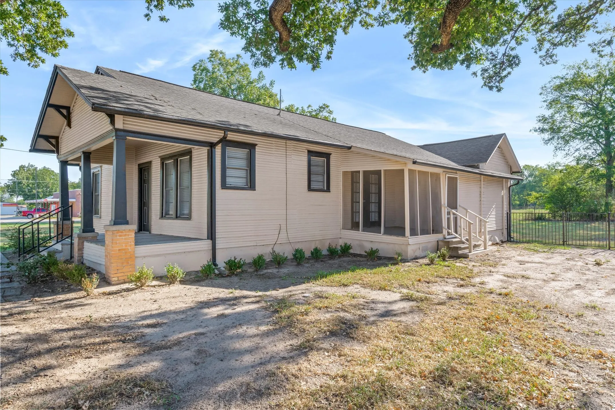 Single Family Residence For Sale in Van Zandt County , 307 S Crockett Street, Edgewood, Texas 75117, 4 Bedroom, 2 Bathroom, Garage spaces, 1,708 Sqft, built in 1953, mls#21385984, Real Estate Agent in Edgewood, Homes For Sale in Van Zandt county, Homes For Sale in Edgewood, Realtor in Edgewood Texas, Real Estate Brokerage Independent Realty Texas, Luminita Cordes Realtor
