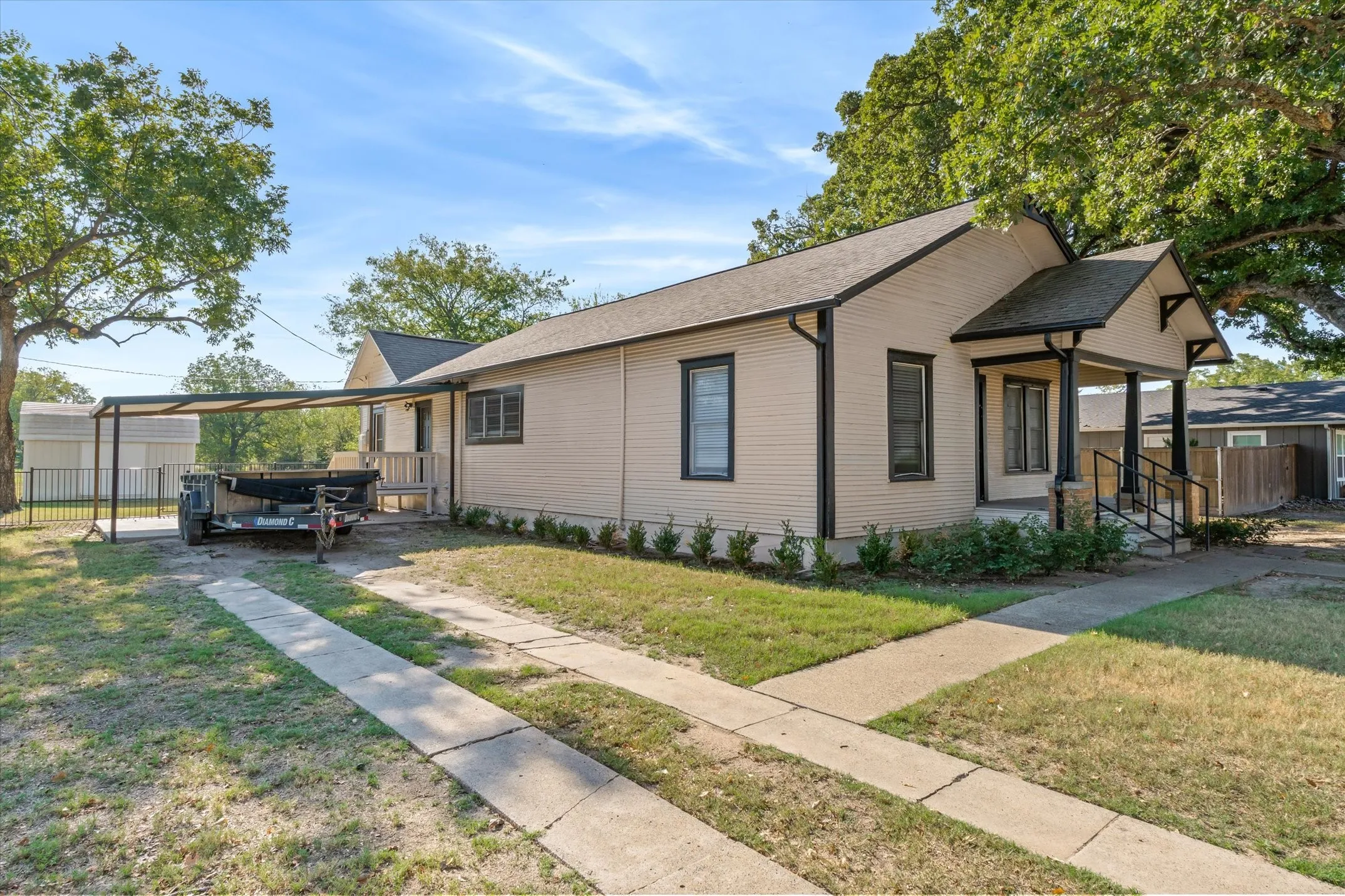 Single Family Residence For Sale in Van Zandt County , 307 S Crockett Street, Edgewood, Texas 75117, 4 Bedroom, 2 Bathroom, Garage spaces, 1,708 Sqft, built in 1953, mls#21385984, Real Estate Agent in Edgewood, Homes For Sale in Van Zandt county, Homes For Sale in Edgewood, Realtor in Edgewood Texas, Real Estate Brokerage Independent Realty Texas, Luminita Cordes Realtor