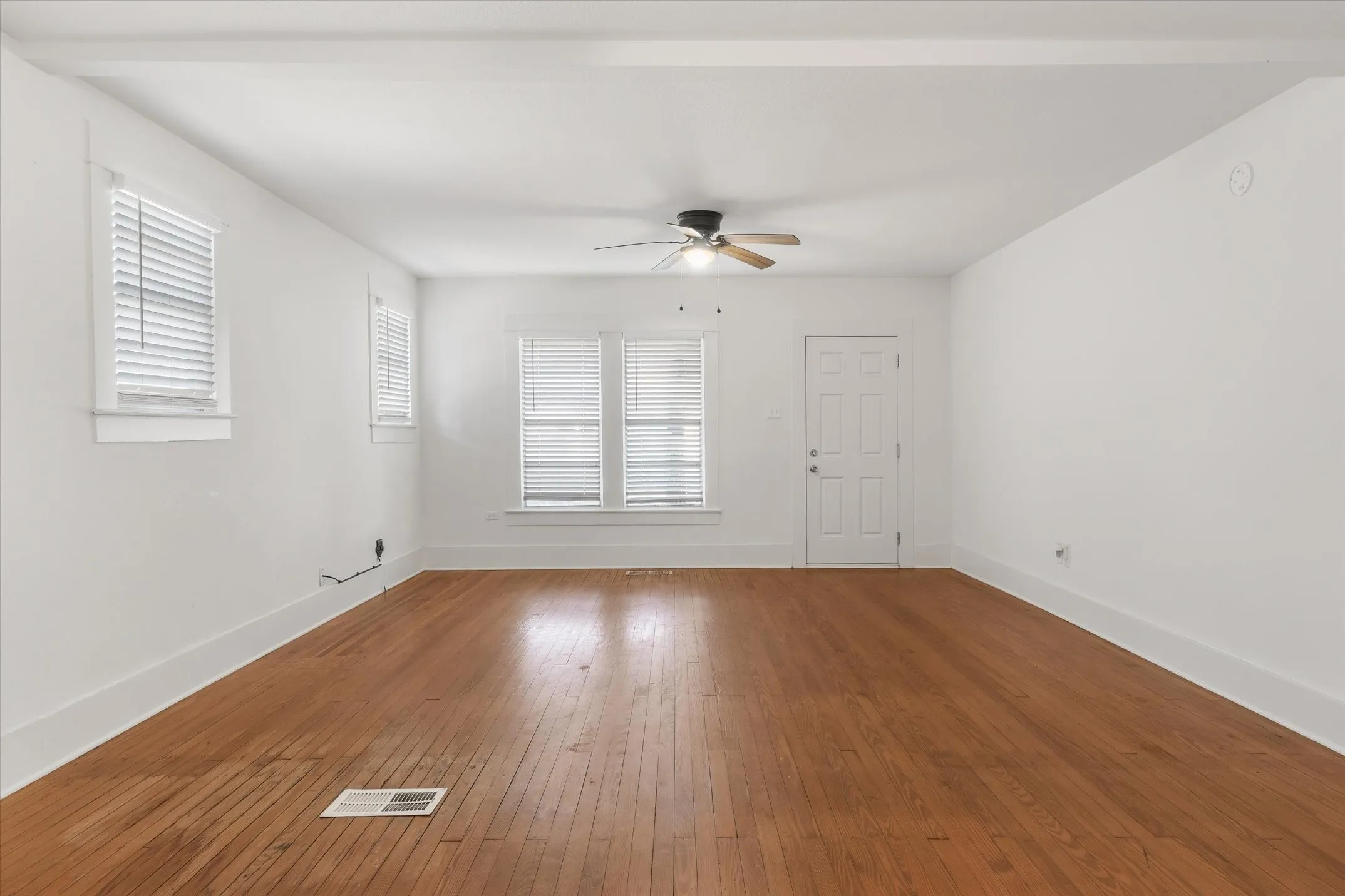 Single Family Residence For Sale in Van Zandt County , 307 S Crockett Street, Edgewood, Texas 75117, 4 Bedroom, 2 Bathroom, Garage spaces, 1,708 Sqft, built in 1953, mls#21385984, Real Estate Agent in Edgewood, Homes For Sale in Van Zandt county, Homes For Sale in Edgewood, Realtor in Edgewood Texas, Real Estate Brokerage Independent Realty Texas, Luminita Cordes Realtor