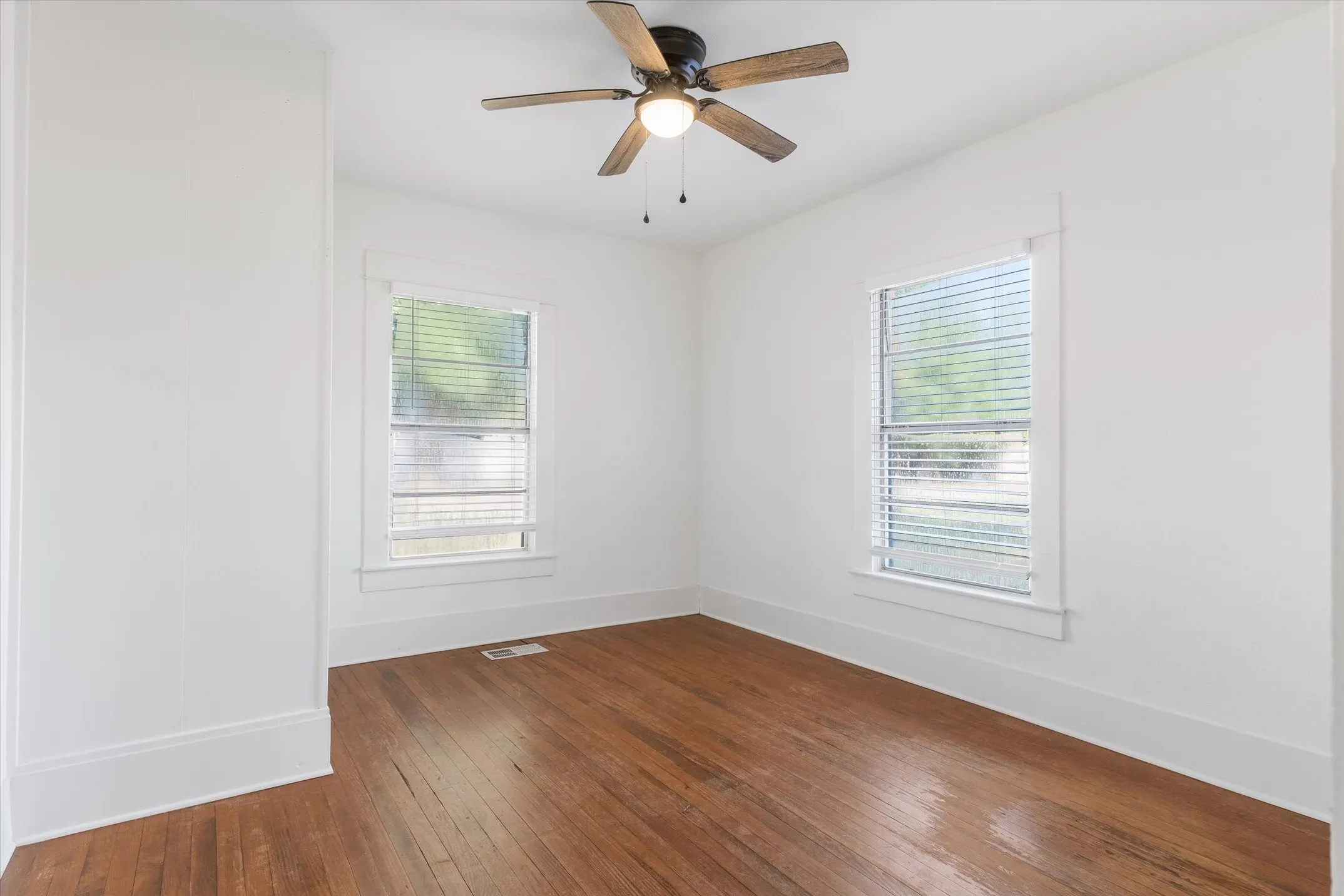 Single Family Residence For Sale in Van Zandt County , 307 S Crockett Street, Edgewood, Texas 75117, 4 Bedroom, 2 Bathroom, Garage spaces, 1,708 Sqft, built in 1953, mls#21385984, Real Estate Agent in Edgewood, Homes For Sale in Van Zandt county, Homes For Sale in Edgewood, Realtor in Edgewood Texas, Real Estate Brokerage Independent Realty Texas, Luminita Cordes Realtor