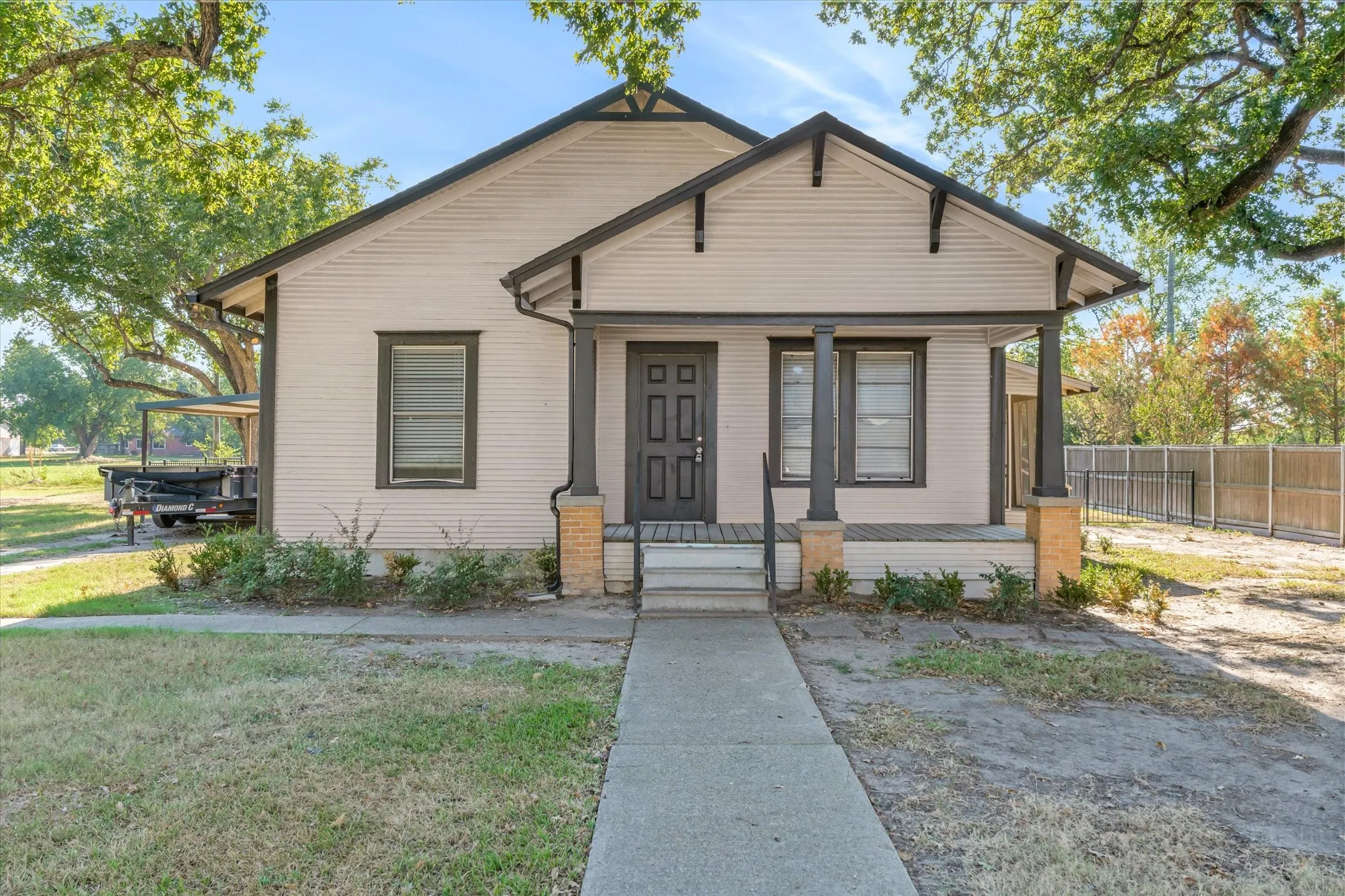 Single Family Residence For Sale in Van Zandt County , 307 S Crockett Street, Edgewood, Texas 75117, 4 Bedroom, 2 Bathroom, Garage spaces, 1,708 Sqft, built in 1953, mls#21385984, Real Estate Agent in Edgewood, Homes For Sale in Van Zandt county, Homes For Sale in Edgewood, Realtor in Edgewood Texas, Real Estate Brokerage Independent Realty Texas, Luminita Cordes Realtor