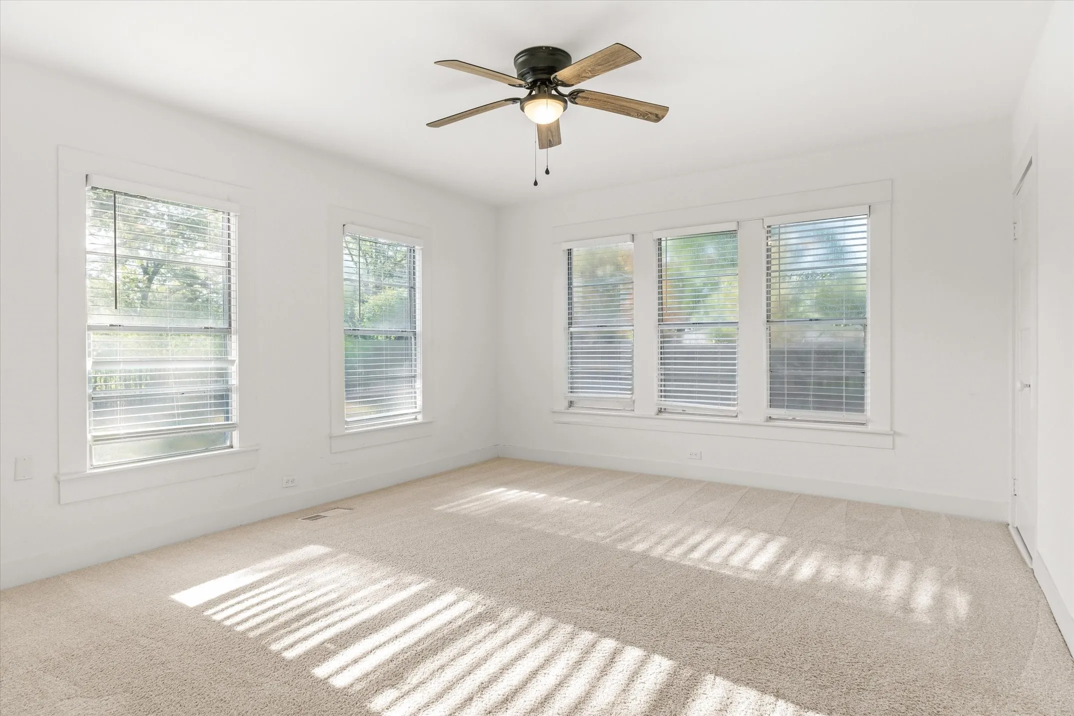 Single Family Residence For Sale in Van Zandt County , 307 S Crockett Street, Edgewood, Texas 75117, 4 Bedroom, 2 Bathroom, Garage spaces, 1,708 Sqft, built in 1953, mls#21385984, Real Estate Agent in Edgewood, Homes For Sale in Van Zandt county, Homes For Sale in Edgewood, Realtor in Edgewood Texas, Real Estate Brokerage Independent Realty Texas, Luminita Cordes Realtor