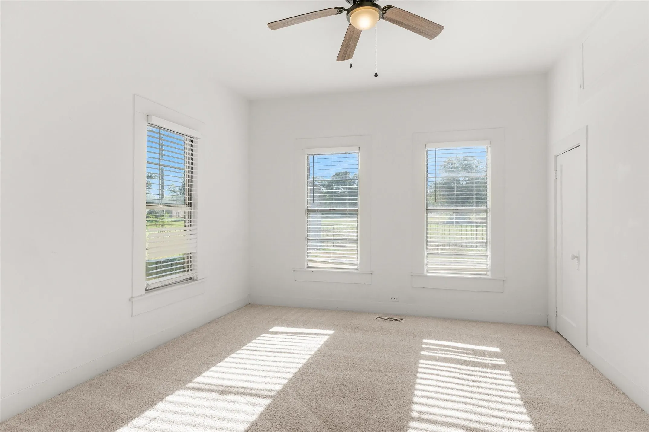 Single Family Residence For Sale in Van Zandt County , 307 S Crockett Street, Edgewood, Texas 75117, 4 Bedroom, 2 Bathroom, Garage spaces, 1,708 Sqft, built in 1953, mls#21385984, Real Estate Agent in Edgewood, Homes For Sale in Van Zandt county, Homes For Sale in Edgewood, Realtor in Edgewood Texas, Real Estate Brokerage Independent Realty Texas, Luminita Cordes Realtor