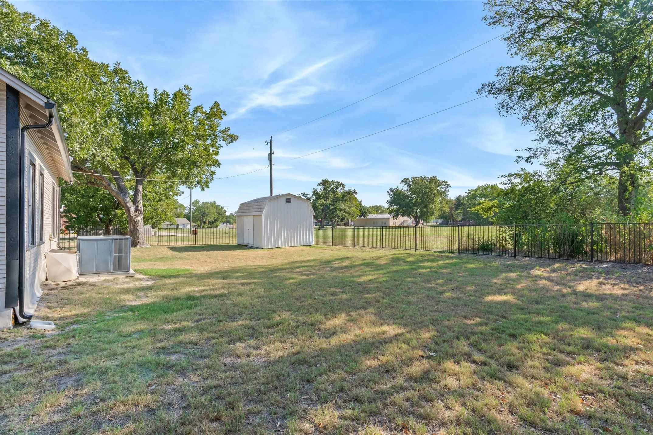 Single Family Residence For Sale in Van Zandt County , 307 S Crockett Street, Edgewood, Texas 75117, 4 Bedroom, 2 Bathroom, Garage spaces, 1,708 Sqft, built in 1953, mls#21385984, Real Estate Agent in Edgewood, Homes For Sale in Van Zandt county, Homes For Sale in Edgewood, Realtor in Edgewood Texas, Real Estate Brokerage Independent Realty Texas, Luminita Cordes Realtor