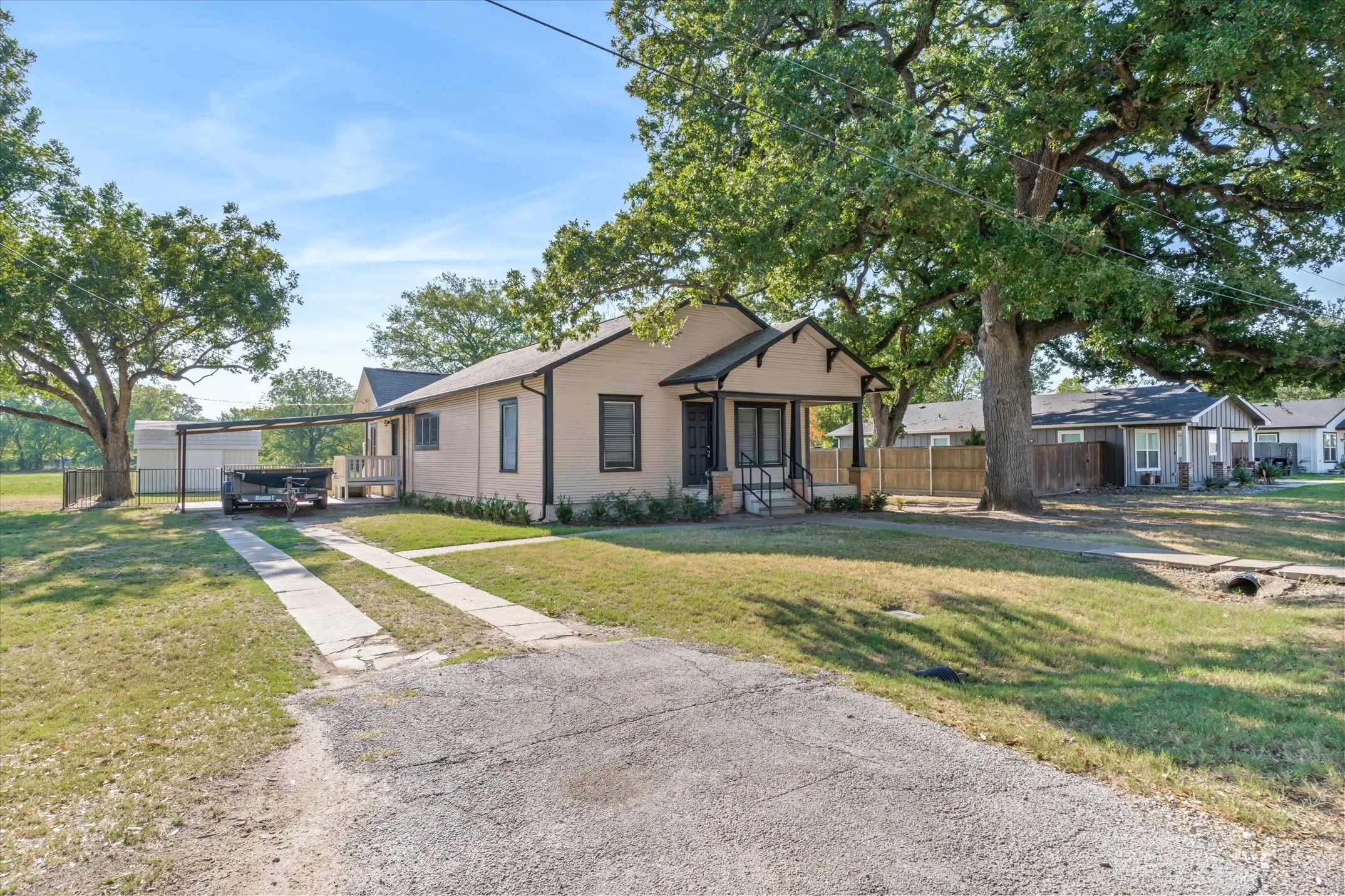 Single Family Residence For Sale in Van Zandt County , 307 S Crockett Street, Edgewood, Texas 75117, 4 Bedroom, 2 Bathroom, Garage spaces, 1,708 Sqft, built in 1953, mls#21385984, Real Estate Agent in Edgewood, Homes For Sale in Van Zandt county, Homes For Sale in Edgewood, Realtor in Edgewood Texas, Real Estate Brokerage Independent Realty Texas, Luminita Cordes Realtor