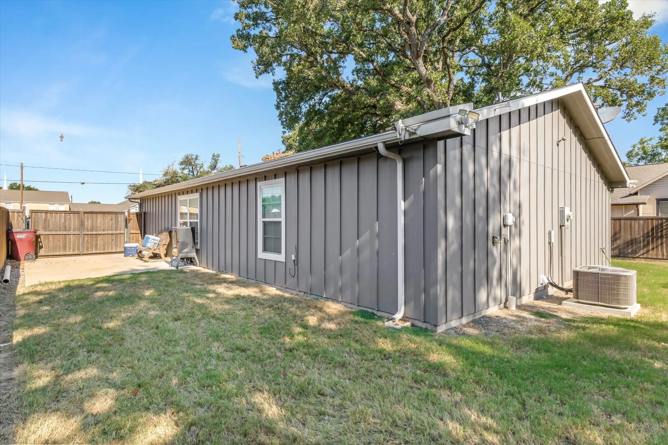 Single Family Residence For Sale in Van Zandt County , 309 S Crockett Street, Edgewood, Texas 75117, 3 Bedroom, 2 Bathroom, Garage spaces, 1,500 Sqft, built in 2020, mls#21386056, Real Estate Agent in Edgewood, Homes For Sale in Van Zandt county, Homes For Sale in Edgewood, Realtor in Edgewood Texas, Real Estate Brokerage Independent Realty Texas, Luminita Cordes Realtor