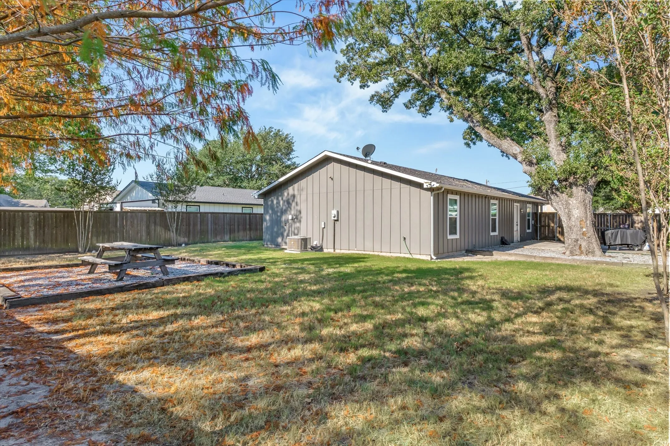 Single Family Residence For Sale in Van Zandt County , 309 S Crockett Street, Edgewood, Texas 75117, 3 Bedroom, 2 Bathroom, Garage spaces, 1,500 Sqft, built in 2020, mls#21386056, Real Estate Agent in Edgewood, Homes For Sale in Van Zandt county, Homes For Sale in Edgewood, Realtor in Edgewood Texas, Real Estate Brokerage Independent Realty Texas, Luminita Cordes Realtor