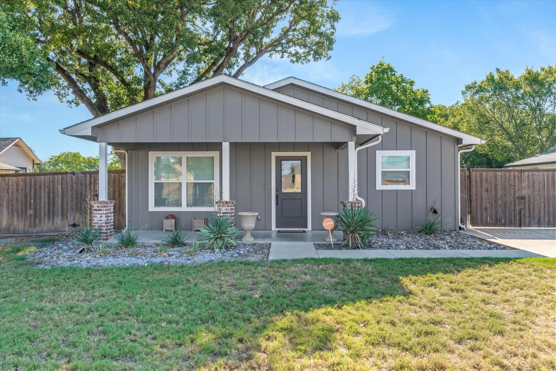 Single Family Residence For Sale in Van Zandt County , 309 S Crockett Street, Edgewood, Texas 75117, 3 Bedroom, 2 Bathroom, Garage spaces, 1,500 Sqft, built in 2020, mls#21386056, Real Estate Agent in Edgewood, Homes For Sale in Van Zandt county, Homes For Sale in Edgewood, Realtor in Edgewood Texas, Real Estate Brokerage Independent Realty Texas, Luminita Cordes Realtor
