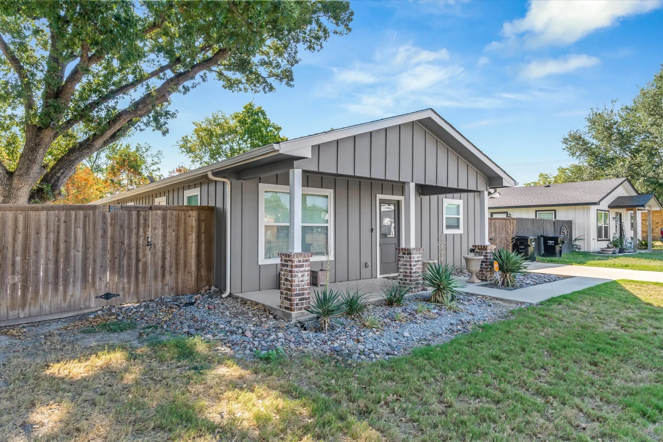 Single Family Residence For Sale in Van Zandt County , 309 S Crockett Street, Edgewood, Texas 75117, 3 Bedroom, 2 Bathroom, Garage spaces, 1,500 Sqft, built in 2020, mls#21386056, Real Estate Agent in Edgewood, Homes For Sale in Van Zandt county, Homes For Sale in Edgewood, Realtor in Edgewood Texas, Real Estate Brokerage Independent Realty Texas, Luminita Cordes Realtor