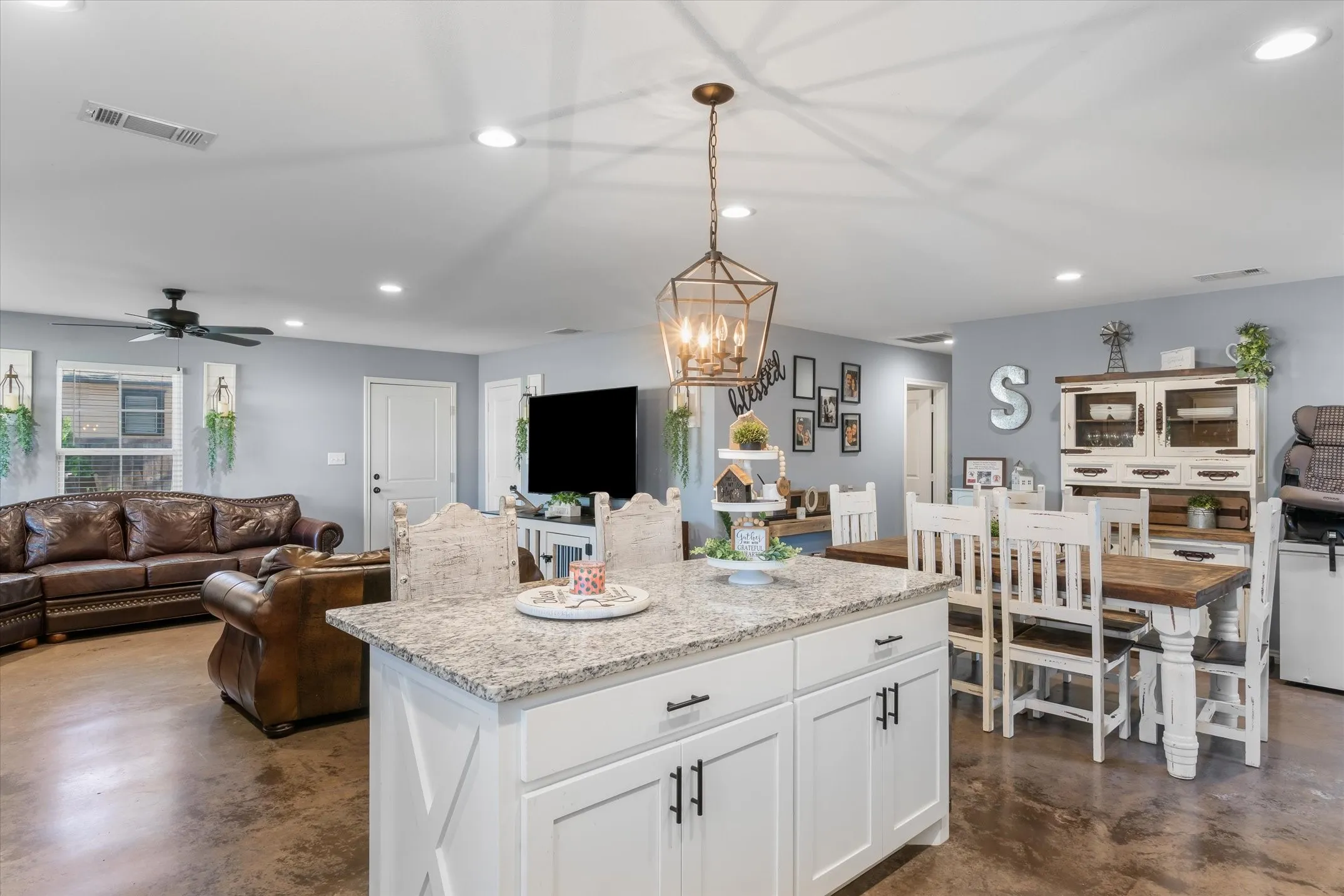 Single Family Residence For Sale in Van Zandt County , 309 S Crockett Street, Edgewood, Texas 75117, 3 Bedroom, 2 Bathroom, Garage spaces, 1,500 Sqft, built in 2020, mls#21386056, Real Estate Agent in Edgewood, Homes For Sale in Van Zandt county, Homes For Sale in Edgewood, Realtor in Edgewood Texas, Real Estate Brokerage Independent Realty Texas, Luminita Cordes Realtor