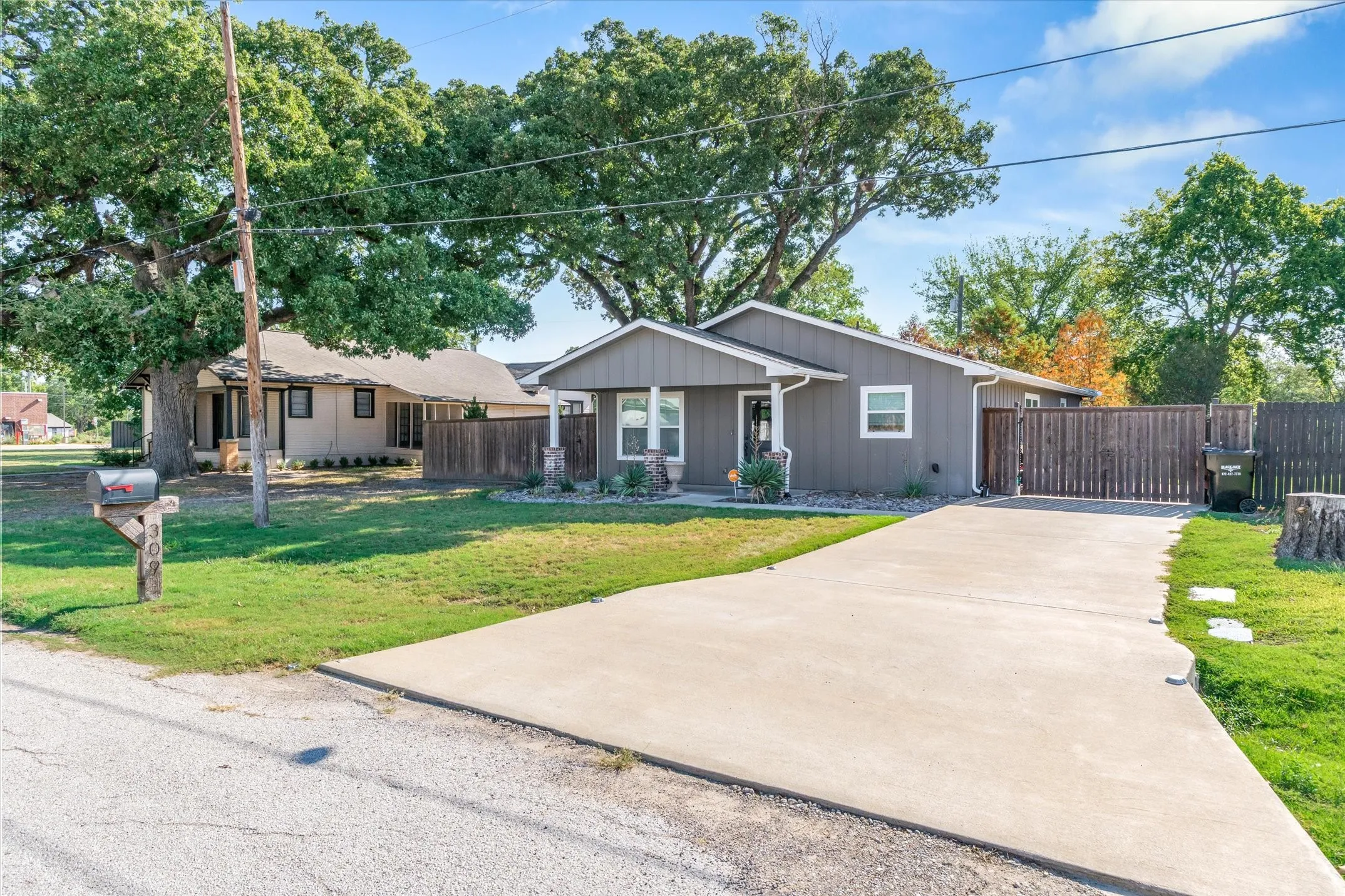 Single Family Residence For Sale in Van Zandt County , 309 S Crockett Street, Edgewood, Texas 75117, 3 Bedroom, 2 Bathroom, Garage spaces, 1,500 Sqft, built in 2020, mls#21386056, Real Estate Agent in Edgewood, Homes For Sale in Van Zandt county, Homes For Sale in Edgewood, Realtor in Edgewood Texas, Real Estate Brokerage Independent Realty Texas, Luminita Cordes Realtor