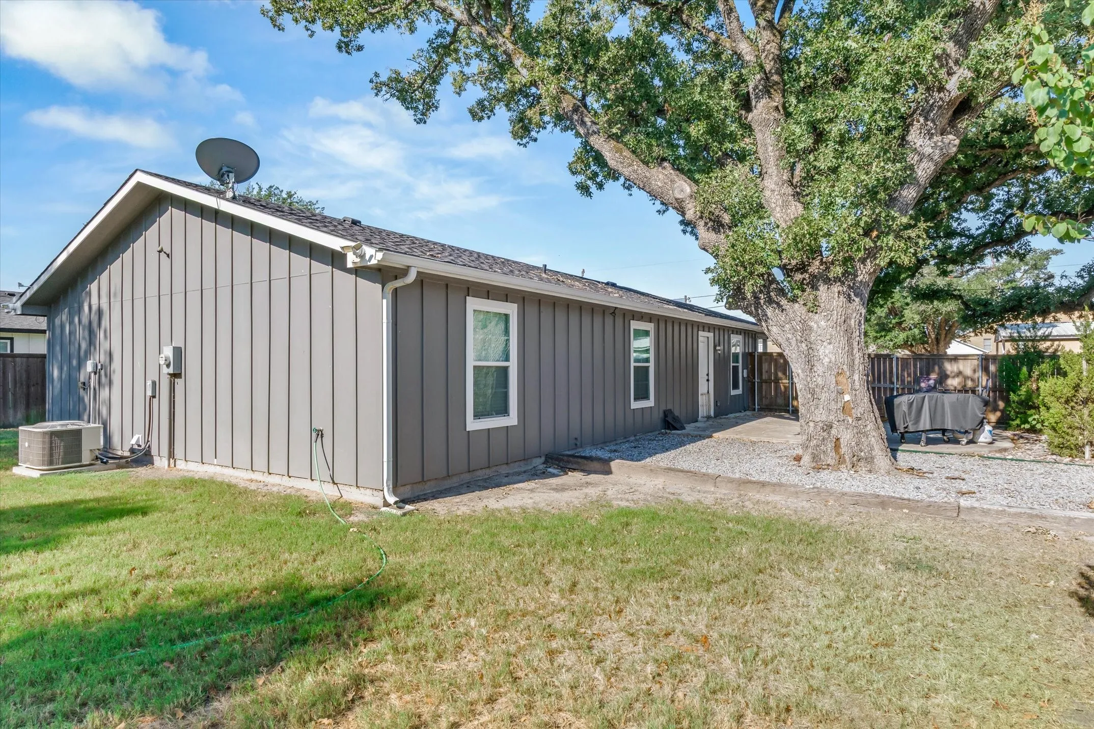 Single Family Residence For Sale in Van Zandt County , 309 S Crockett Street, Edgewood, Texas 75117, 3 Bedroom, 2 Bathroom, Garage spaces, 1,500 Sqft, built in 2020, mls#21386056, Real Estate Agent in Edgewood, Homes For Sale in Van Zandt county, Homes For Sale in Edgewood, Realtor in Edgewood Texas, Real Estate Brokerage Independent Realty Texas, Luminita Cordes Realtor