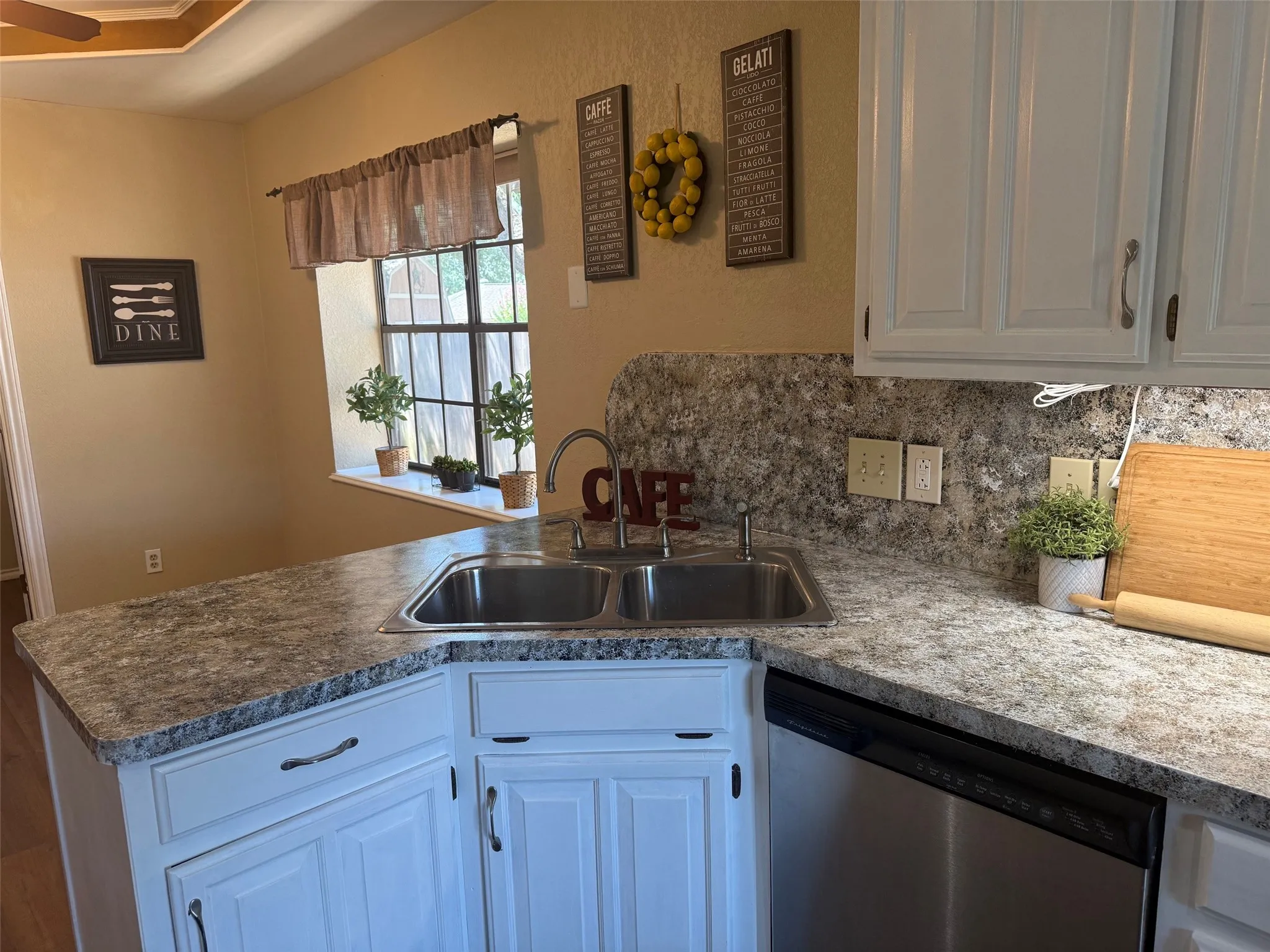 Single Family Residence For Sale in Denton County , 905 Summer Trail, Flower Mound, Texas 75028, 3 Bedroom, 2 Bathroom, 2 Garage spaces, 2,056 Sqft, built in 1983, mls#21386304, Real Estate Agent in Flower Mound, Homes For Sale in Denton county, Homes For Sale in Flower Mound, Realtor in Flower Mound Texas, Real Estate Brokerage Independent Realty Texas, Luminita Cordes Realtor