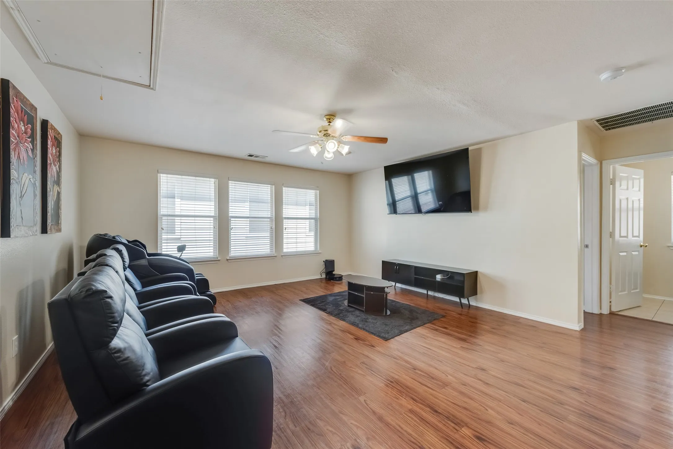 Single Family Residence For Sale in Tarrant County , 13529 Lost Spurs Road, Fort Worth, Texas 76262, 4 Bedroom, 3 Bathroom, 2 Garage spaces, 2,402 Sqft, built in 2001, mls#21386284, Real Estate Agent in Fort Worth, Homes For Sale in Tarrant county, Homes For Sale in Fort Worth, Realtor in Fort Worth Texas, Real Estate Brokerage Independent Realty Texas, Luminita Cordes Realtor