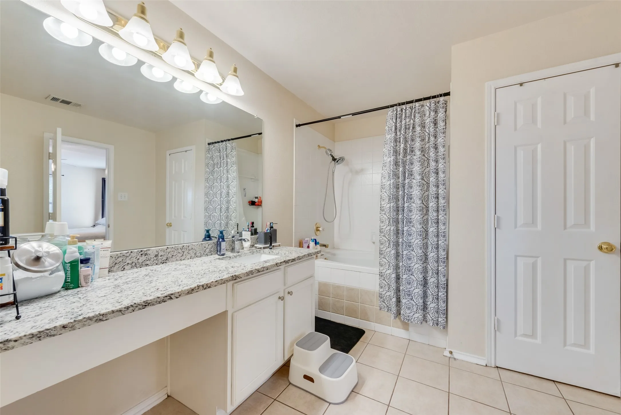 Single Family Residence For Sale in Tarrant County , 13529 Lost Spurs Road, Fort Worth, Texas 76262, 4 Bedroom, 3 Bathroom, 2 Garage spaces, 2,402 Sqft, built in 2001, mls#21386284, Real Estate Agent in Fort Worth, Homes For Sale in Tarrant county, Homes For Sale in Fort Worth, Realtor in Fort Worth Texas, Real Estate Brokerage Independent Realty Texas, Luminita Cordes Realtor