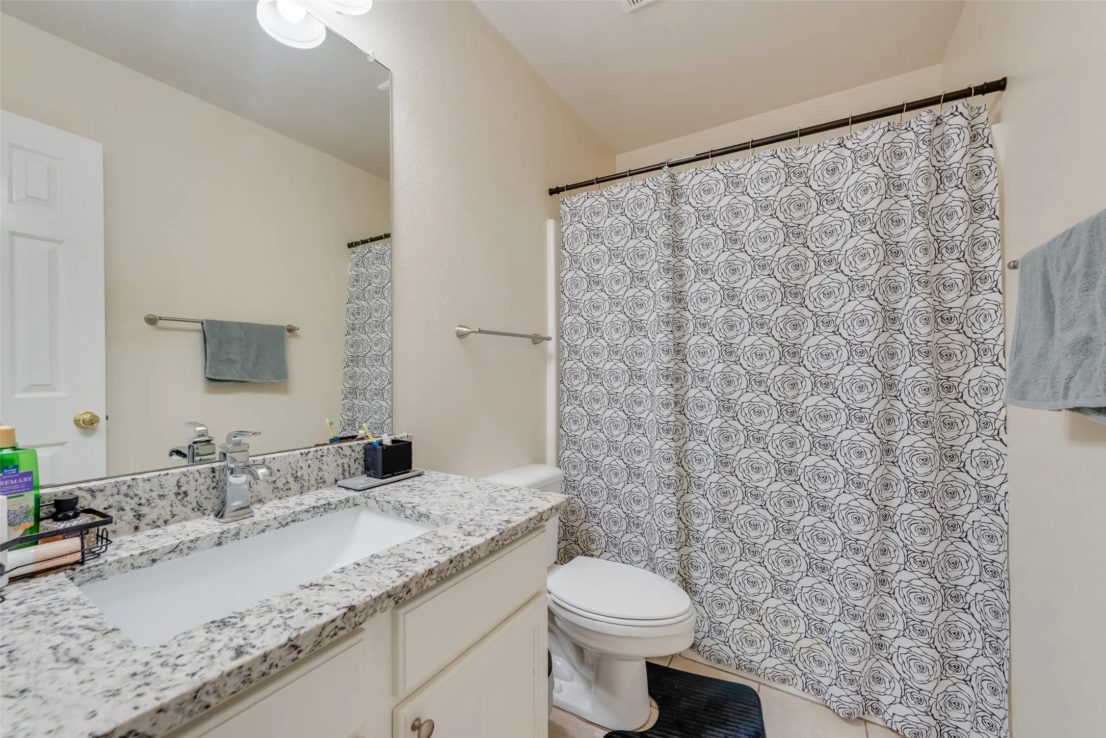 Single Family Residence For Sale in Tarrant County , 13529 Lost Spurs Road, Fort Worth, Texas 76262, 4 Bedroom, 3 Bathroom, 2 Garage spaces, 2,402 Sqft, built in 2001, mls#21386284, Real Estate Agent in Fort Worth, Homes For Sale in Tarrant county, Homes For Sale in Fort Worth, Realtor in Fort Worth Texas, Real Estate Brokerage Independent Realty Texas, Luminita Cordes Realtor
