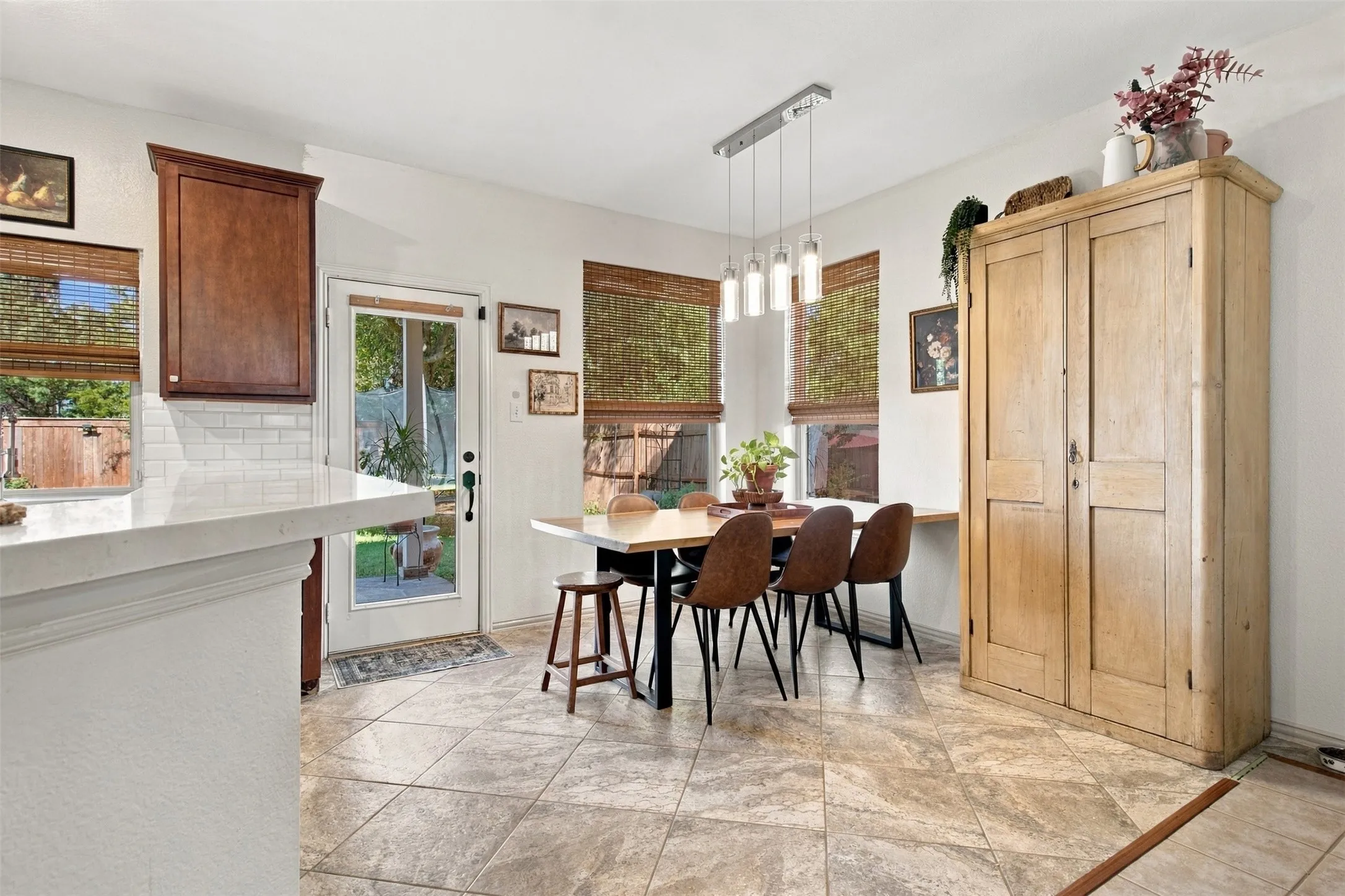 Single Family Residence For Rent in Dallas County , 8414 Romanway Drive, Dallas, Texas 75249, 4 Bedroom, 3 Bathroom, 2 Garage spaces, 2,466 Sqft, built in 2003, mls#21385534, Real Estate Agent in Dallas, Homes For Rent in Dallas county, Homes For Rent in Dallas, Realtor in Dallas Texas, Real Estate Brokerage Independent Realty Texas, Luminita Cordes Realtor