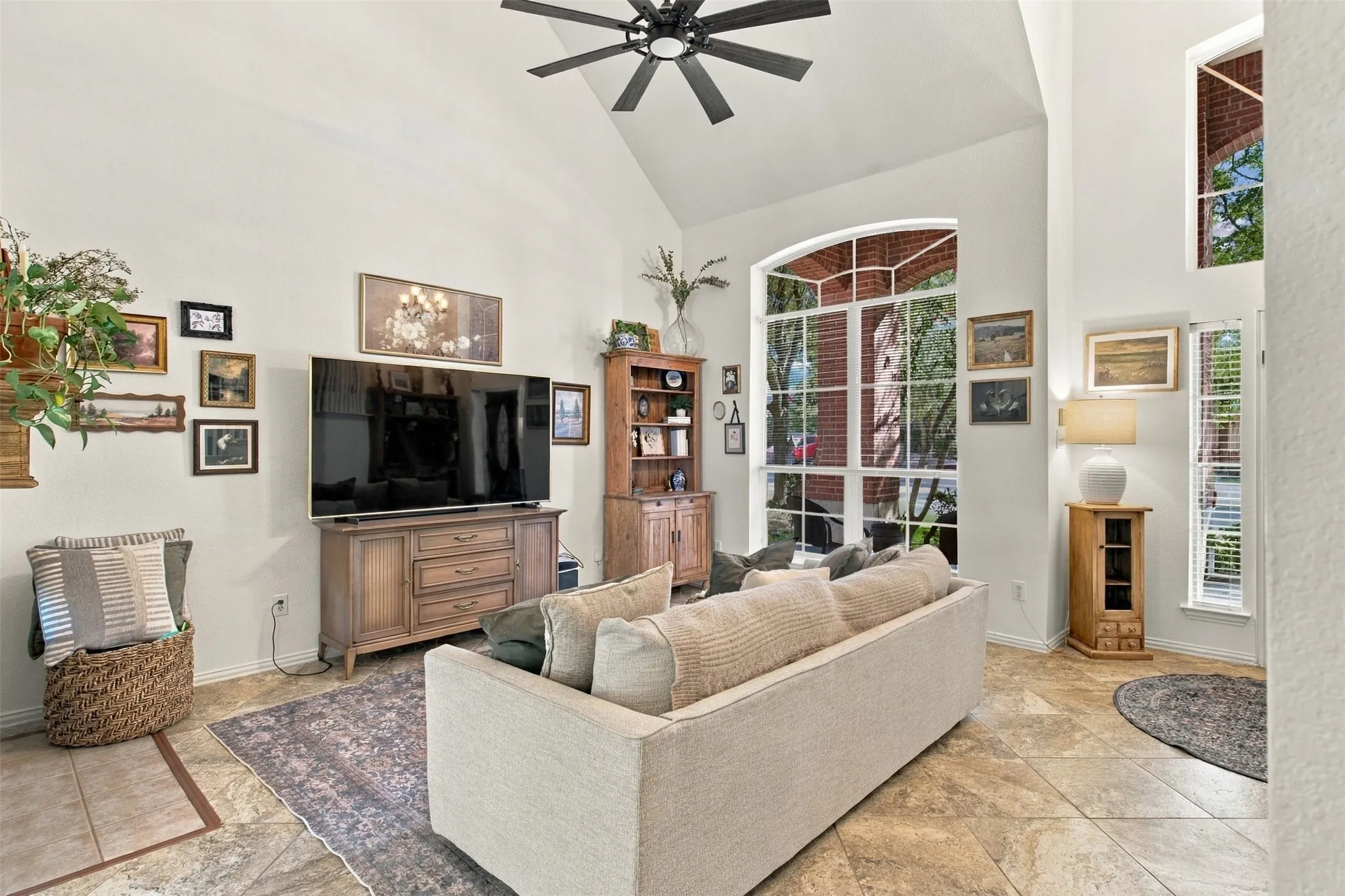 Single Family Residence For Rent in Dallas County , 8414 Romanway Drive, Dallas, Texas 75249, 4 Bedroom, 3 Bathroom, 2 Garage spaces, 2,466 Sqft, built in 2003, mls#21385534, Real Estate Agent in Dallas, Homes For Rent in Dallas county, Homes For Rent in Dallas, Realtor in Dallas Texas, Real Estate Brokerage Independent Realty Texas, Luminita Cordes Realtor
