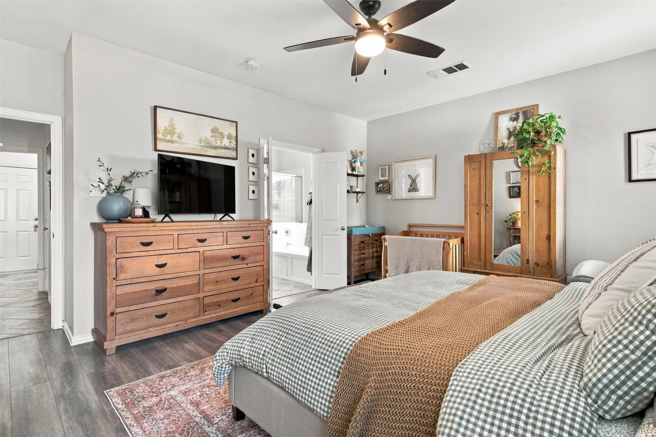 Single Family Residence For Rent in Dallas County , 8414 Romanway Drive, Dallas, Texas 75249, 4 Bedroom, 3 Bathroom, 2 Garage spaces, 2,466 Sqft, built in 2003, mls#21385534, Real Estate Agent in Dallas, Homes For Rent in Dallas county, Homes For Rent in Dallas, Realtor in Dallas Texas, Real Estate Brokerage Independent Realty Texas, Luminita Cordes Realtor