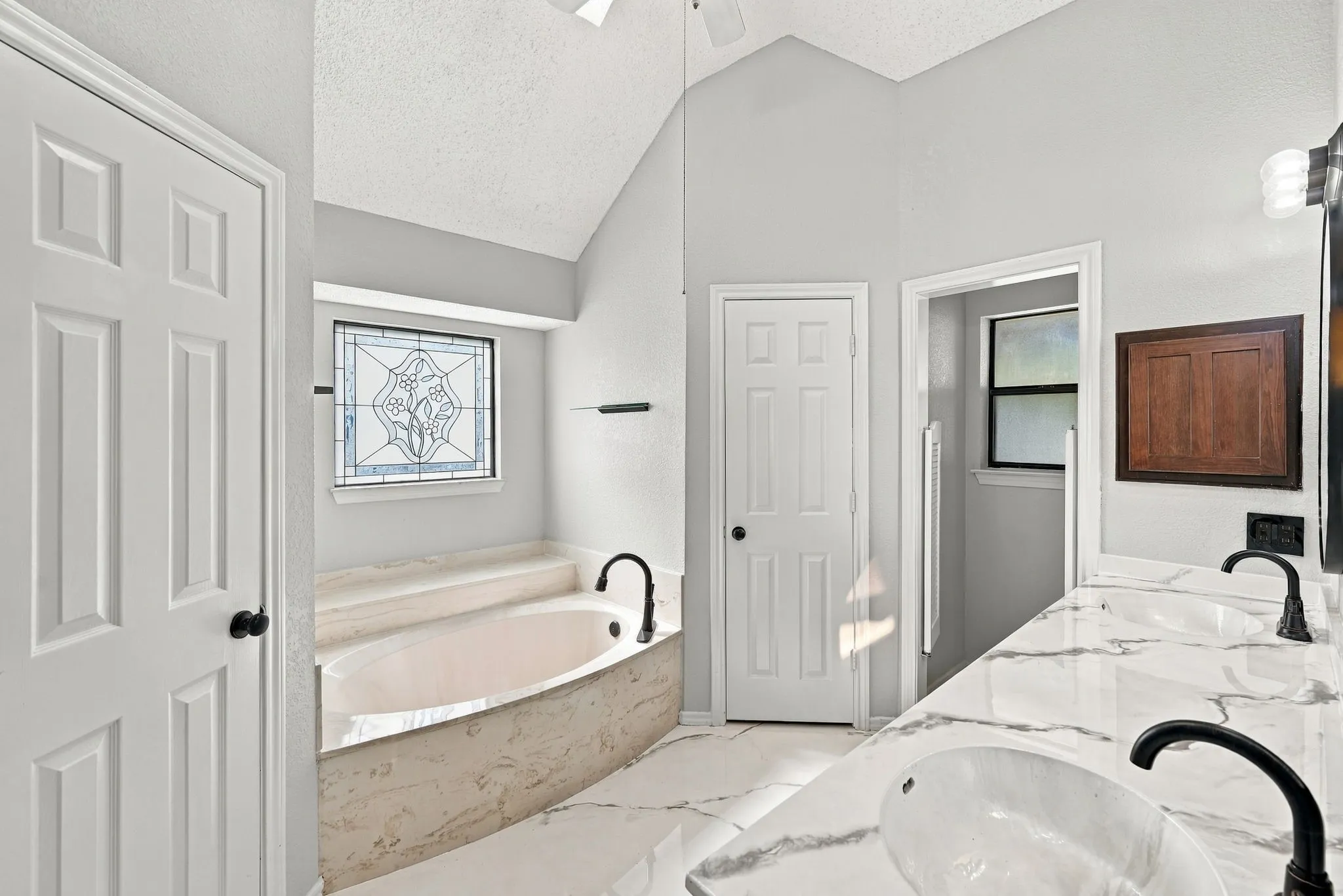 Single Family Residence For Sale in Tarrant County , 10201 Maverick Drive, Fort Worth, Texas 76108, 3 Bedroom, 2 Bathroom, 2 Garage spaces, 1,692 Sqft, built in 1987, mls#21386329, Real Estate Agent in Fort Worth, Homes For Sale in Tarrant county, Homes For Sale in Fort Worth, Realtor in Fort Worth Texas, Real Estate Brokerage Independent Realty Texas, Luminita Cordes Realtor