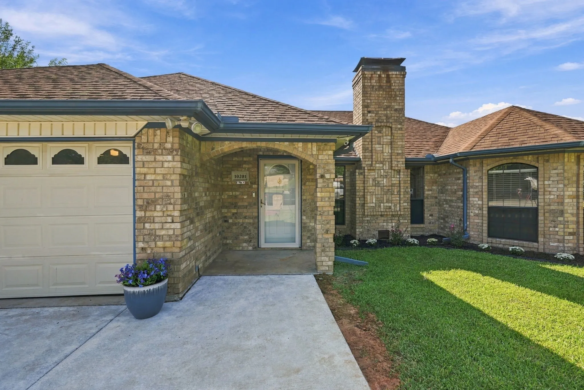 Single Family Residence For Sale in Tarrant County , 10201 Maverick Drive, Fort Worth, Texas 76108, 3 Bedroom, 2 Bathroom, 2 Garage spaces, 1,692 Sqft, built in 1987, mls#21386329, Real Estate Agent in Fort Worth, Homes For Sale in Tarrant county, Homes For Sale in Fort Worth, Realtor in Fort Worth Texas, Real Estate Brokerage Independent Realty Texas, Luminita Cordes Realtor