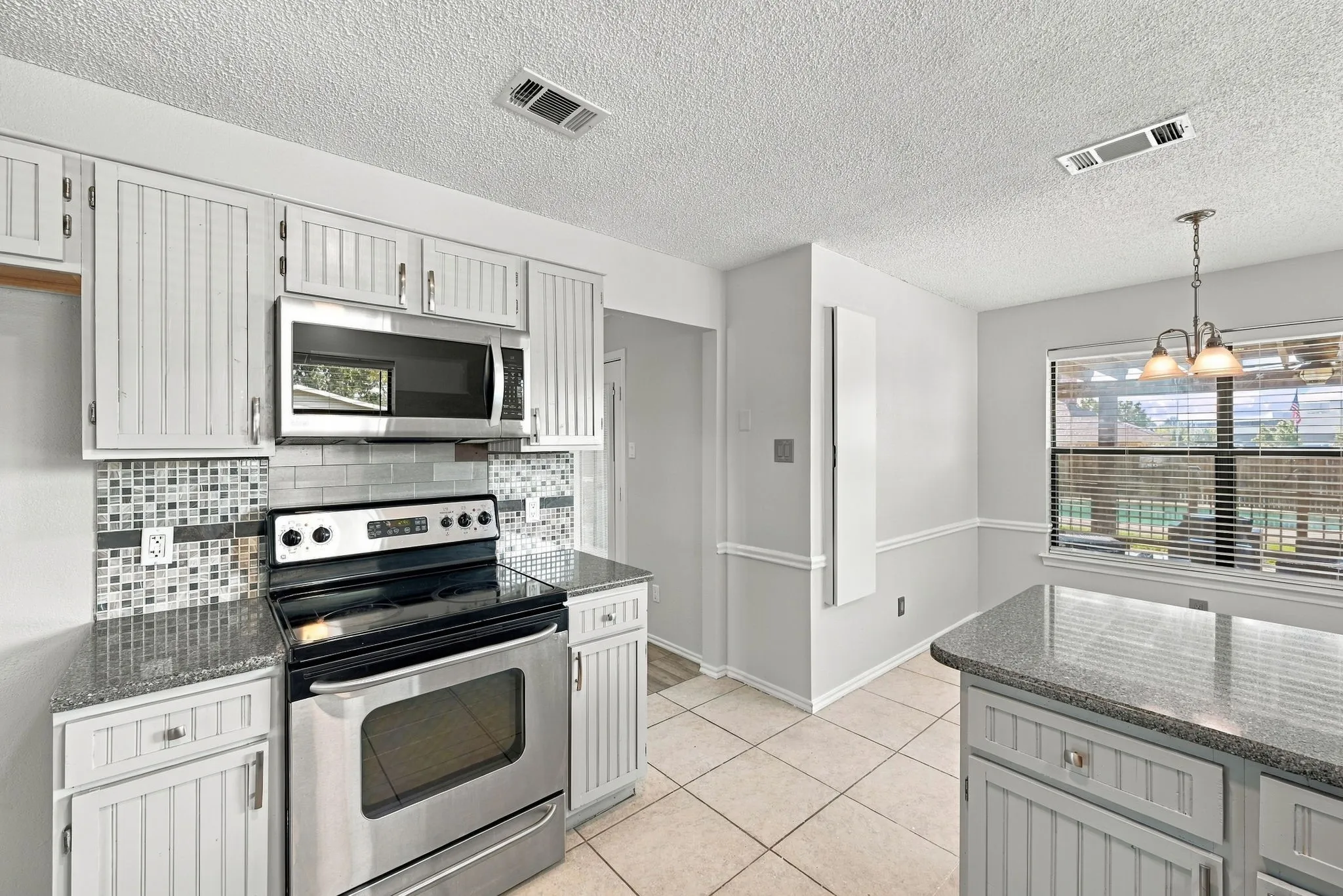 Single Family Residence For Sale in Tarrant County , 10201 Maverick Drive, Fort Worth, Texas 76108, 3 Bedroom, 2 Bathroom, 2 Garage spaces, 1,692 Sqft, built in 1987, mls#21386329, Real Estate Agent in Fort Worth, Homes For Sale in Tarrant county, Homes For Sale in Fort Worth, Realtor in Fort Worth Texas, Real Estate Brokerage Independent Realty Texas, Luminita Cordes Realtor