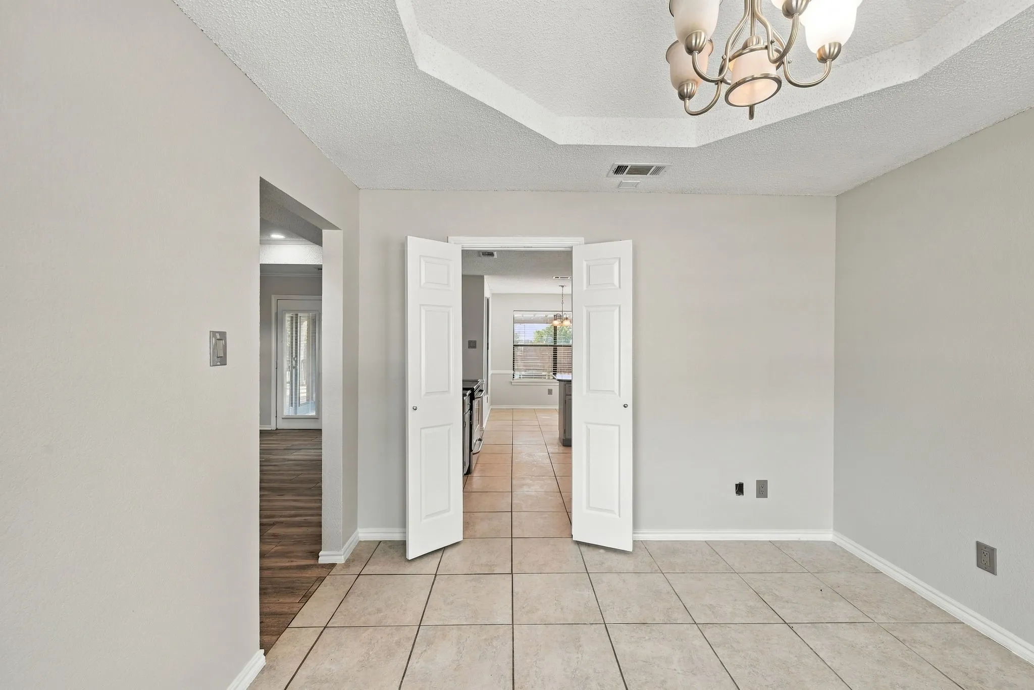 Single Family Residence For Sale in Tarrant County , 10201 Maverick Drive, Fort Worth, Texas 76108, 3 Bedroom, 2 Bathroom, 2 Garage spaces, 1,692 Sqft, built in 1987, mls#21386329, Real Estate Agent in Fort Worth, Homes For Sale in Tarrant county, Homes For Sale in Fort Worth, Realtor in Fort Worth Texas, Real Estate Brokerage Independent Realty Texas, Luminita Cordes Realtor