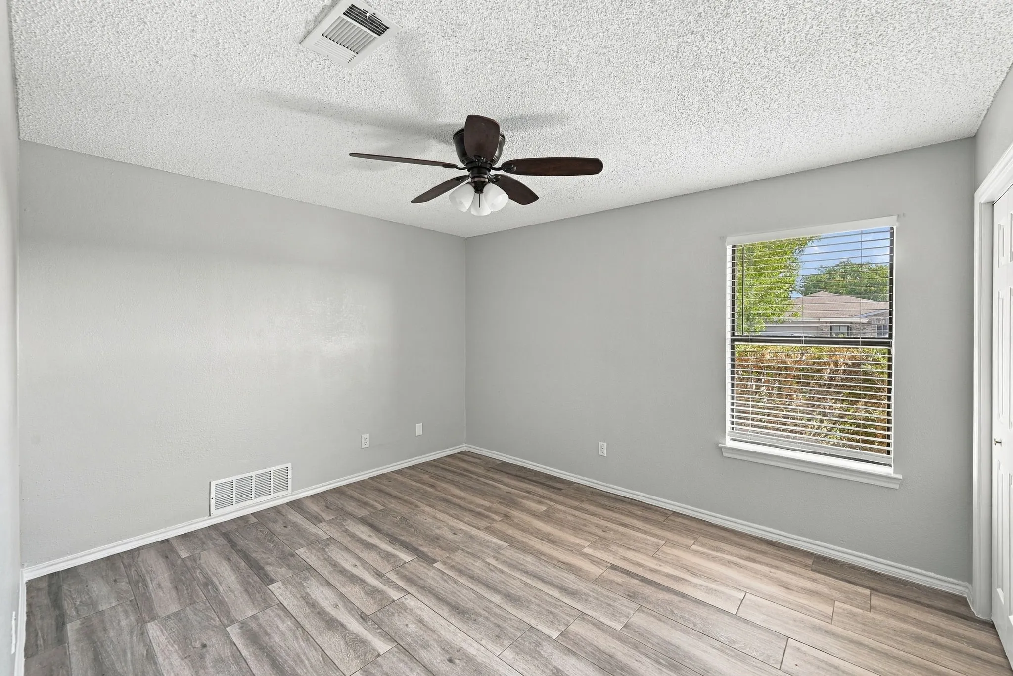 Single Family Residence For Sale in Tarrant County , 10201 Maverick Drive, Fort Worth, Texas 76108, 3 Bedroom, 2 Bathroom, 2 Garage spaces, 1,692 Sqft, built in 1987, mls#21386329, Real Estate Agent in Fort Worth, Homes For Sale in Tarrant county, Homes For Sale in Fort Worth, Realtor in Fort Worth Texas, Real Estate Brokerage Independent Realty Texas, Luminita Cordes Realtor