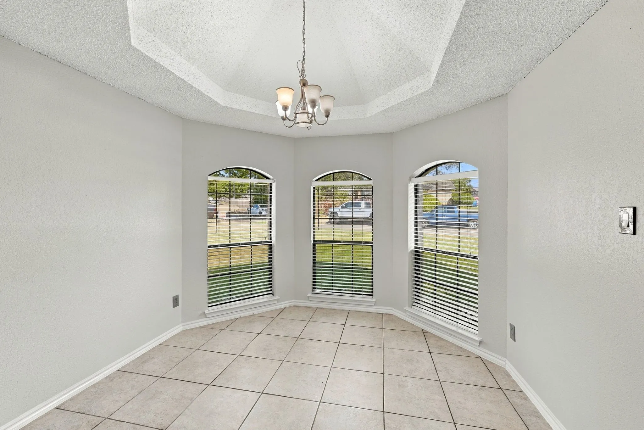 Single Family Residence For Sale in Tarrant County , 10201 Maverick Drive, Fort Worth, Texas 76108, 3 Bedroom, 2 Bathroom, 2 Garage spaces, 1,692 Sqft, built in 1987, mls#21386329, Real Estate Agent in Fort Worth, Homes For Sale in Tarrant county, Homes For Sale in Fort Worth, Realtor in Fort Worth Texas, Real Estate Brokerage Independent Realty Texas, Luminita Cordes Realtor