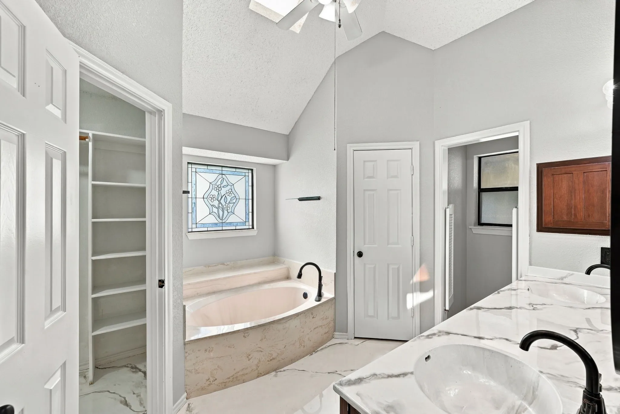 Single Family Residence For Sale in Tarrant County , 10201 Maverick Drive, Fort Worth, Texas 76108, 3 Bedroom, 2 Bathroom, 2 Garage spaces, 1,692 Sqft, built in 1987, mls#21386329, Real Estate Agent in Fort Worth, Homes For Sale in Tarrant county, Homes For Sale in Fort Worth, Realtor in Fort Worth Texas, Real Estate Brokerage Independent Realty Texas, Luminita Cordes Realtor