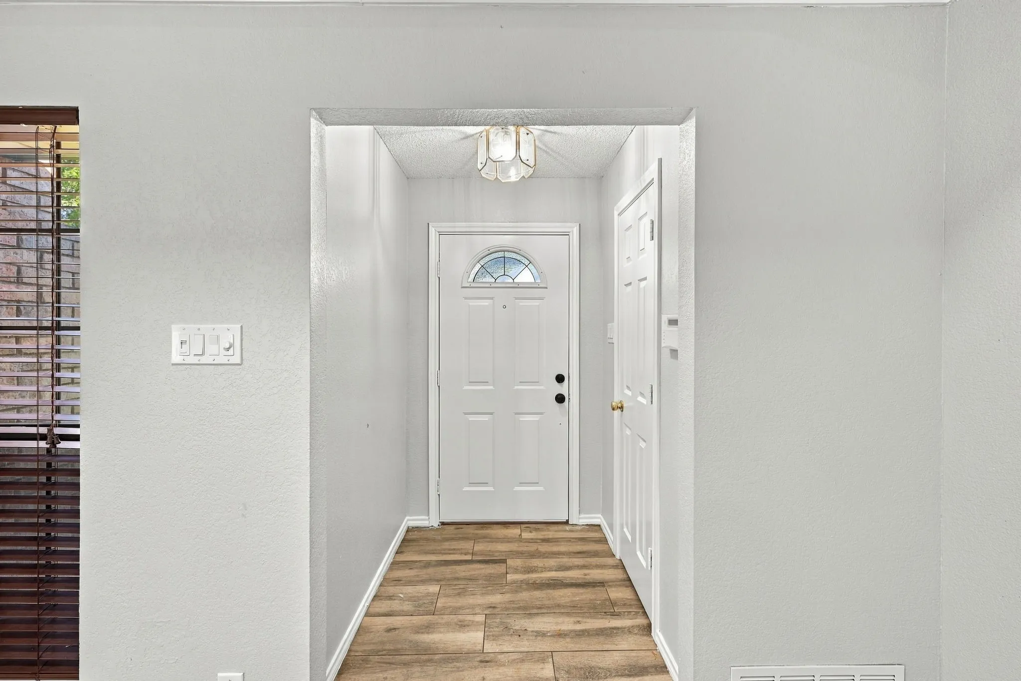 Single Family Residence For Sale in Tarrant County , 10201 Maverick Drive, Fort Worth, Texas 76108, 3 Bedroom, 2 Bathroom, 2 Garage spaces, 1,692 Sqft, built in 1987, mls#21386329, Real Estate Agent in Fort Worth, Homes For Sale in Tarrant county, Homes For Sale in Fort Worth, Realtor in Fort Worth Texas, Real Estate Brokerage Independent Realty Texas, Luminita Cordes Realtor