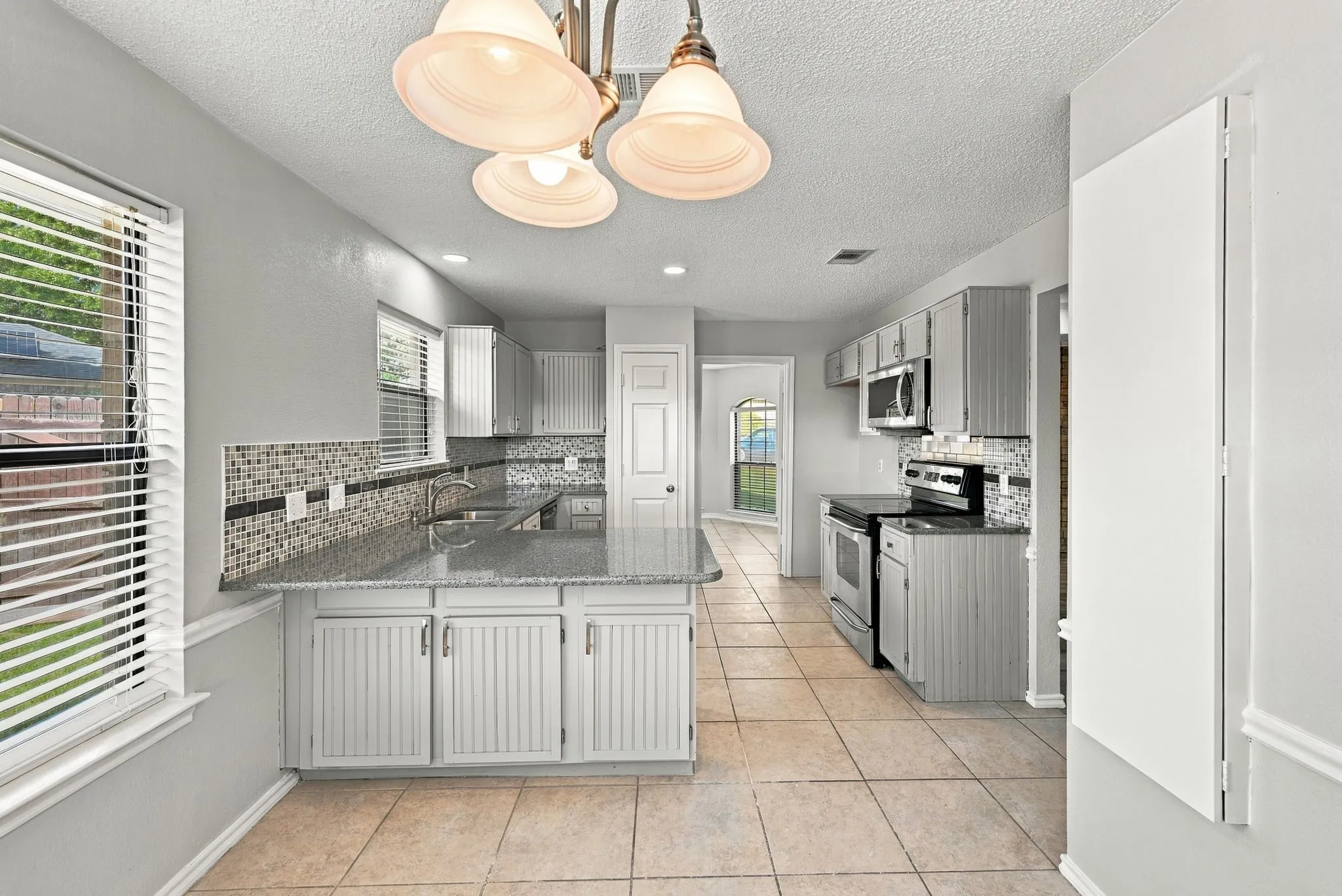 Single Family Residence For Sale in Tarrant County , 10201 Maverick Drive, Fort Worth, Texas 76108, 3 Bedroom, 2 Bathroom, 2 Garage spaces, 1,692 Sqft, built in 1987, mls#21386329, Real Estate Agent in Fort Worth, Homes For Sale in Tarrant county, Homes For Sale in Fort Worth, Realtor in Fort Worth Texas, Real Estate Brokerage Independent Realty Texas, Luminita Cordes Realtor