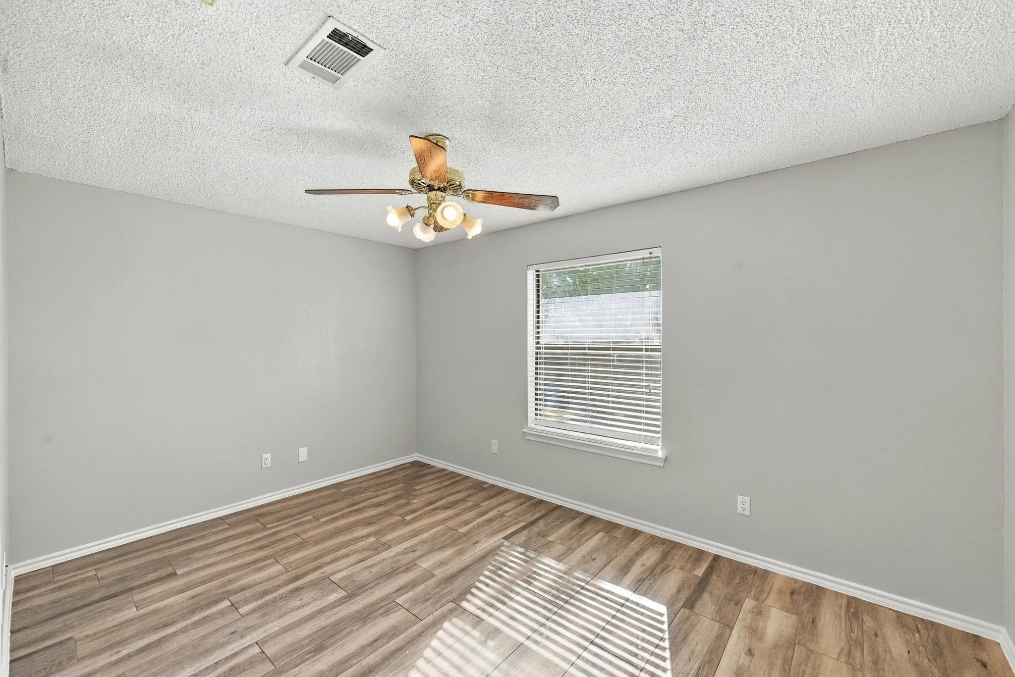 Single Family Residence For Sale in Tarrant County , 10201 Maverick Drive, Fort Worth, Texas 76108, 3 Bedroom, 2 Bathroom, 2 Garage spaces, 1,692 Sqft, built in 1987, mls#21386329, Real Estate Agent in Fort Worth, Homes For Sale in Tarrant county, Homes For Sale in Fort Worth, Realtor in Fort Worth Texas, Real Estate Brokerage Independent Realty Texas, Luminita Cordes Realtor