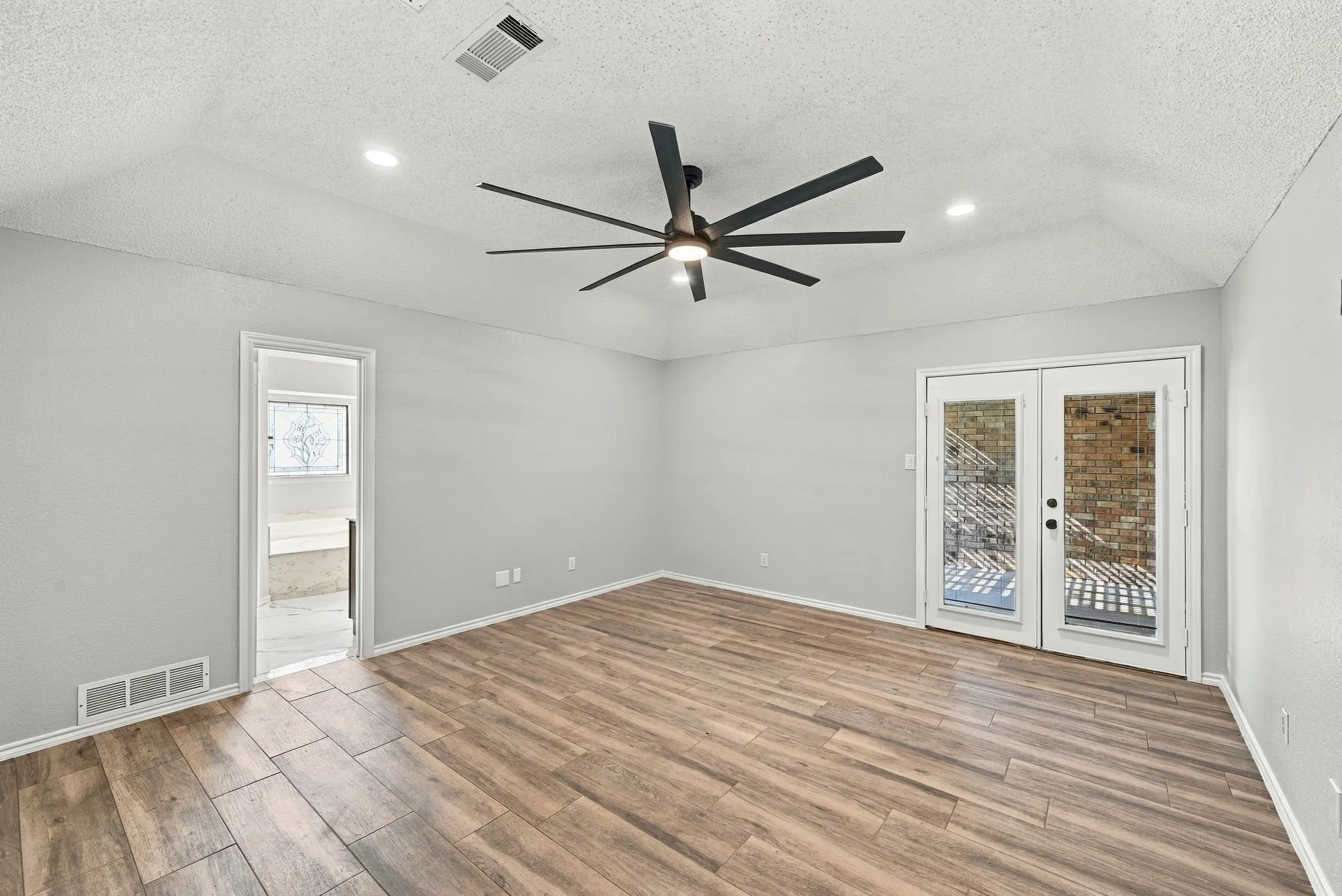 Single Family Residence For Sale in Tarrant County , 10201 Maverick Drive, Fort Worth, Texas 76108, 3 Bedroom, 2 Bathroom, 2 Garage spaces, 1,692 Sqft, built in 1987, mls#21386329, Real Estate Agent in Fort Worth, Homes For Sale in Tarrant county, Homes For Sale in Fort Worth, Realtor in Fort Worth Texas, Real Estate Brokerage Independent Realty Texas, Luminita Cordes Realtor