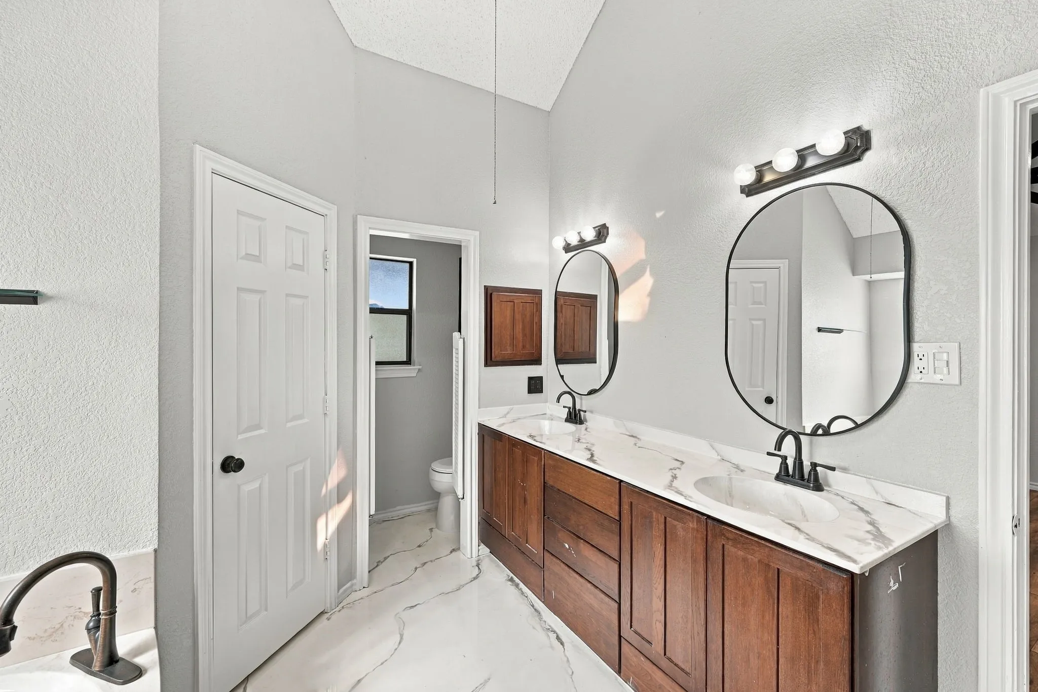Single Family Residence For Sale in Tarrant County , 10201 Maverick Drive, Fort Worth, Texas 76108, 3 Bedroom, 2 Bathroom, 2 Garage spaces, 1,692 Sqft, built in 1987, mls#21386329, Real Estate Agent in Fort Worth, Homes For Sale in Tarrant county, Homes For Sale in Fort Worth, Realtor in Fort Worth Texas, Real Estate Brokerage Independent Realty Texas, Luminita Cordes Realtor