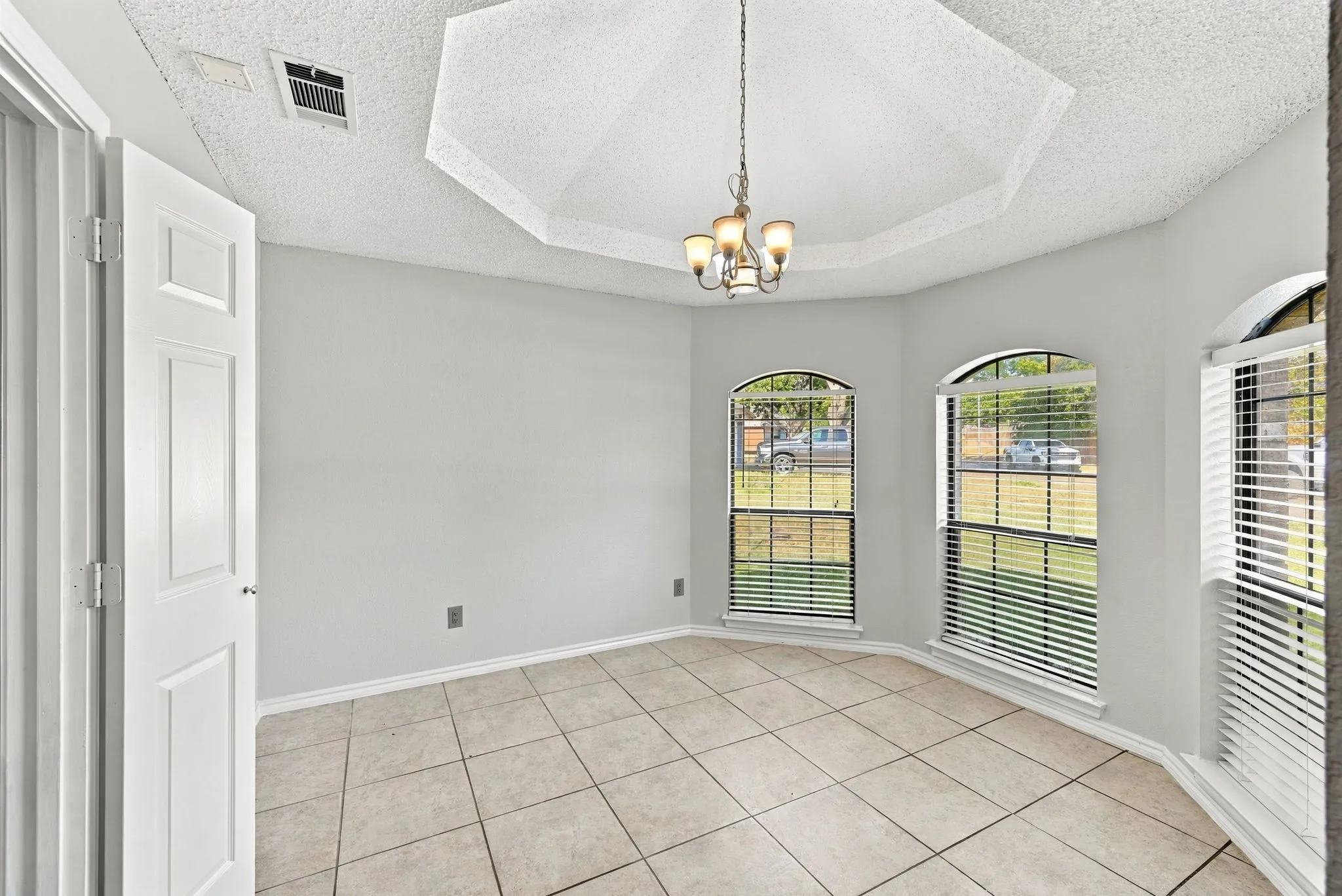 Single Family Residence For Sale in Tarrant County , 10201 Maverick Drive, Fort Worth, Texas 76108, 3 Bedroom, 2 Bathroom, 2 Garage spaces, 1,692 Sqft, built in 1987, mls#21386329, Real Estate Agent in Fort Worth, Homes For Sale in Tarrant county, Homes For Sale in Fort Worth, Realtor in Fort Worth Texas, Real Estate Brokerage Independent Realty Texas, Luminita Cordes Realtor